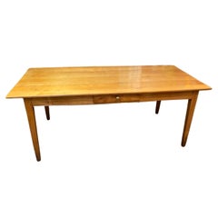 Mesa de granja provincial francesa de madera de frutal de mediados del siglo XIX con cajón central