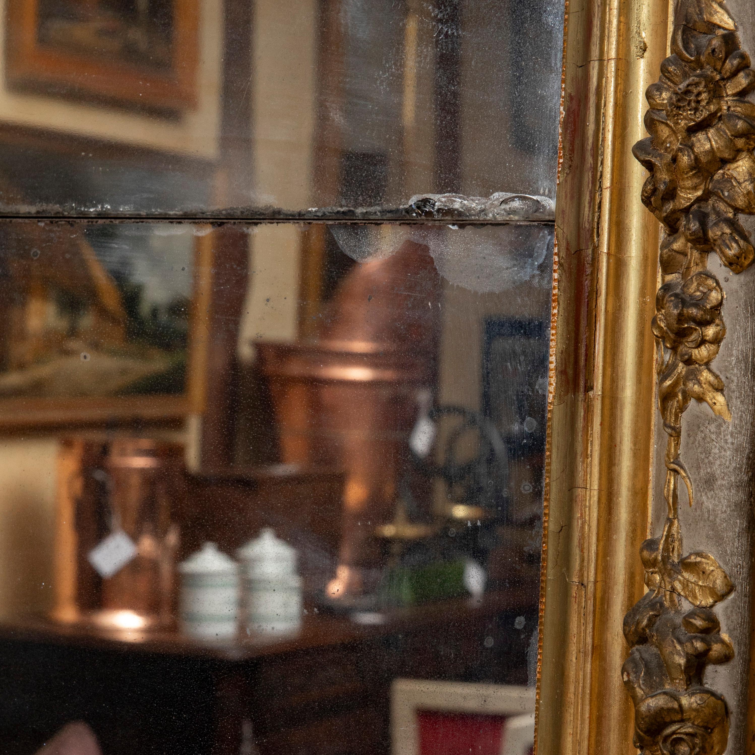 Mit einer beeindruckenden Höhe von 86,5 Zoll hing dieser große Spiegel aus vergoldetem Holz aus der Mitte des neunzehnten Jahrhunderts im französischen Regency-Stil ursprünglich zwischen zwei Fenstern in einem Herrenhaus. Der Spiegel verfügt über