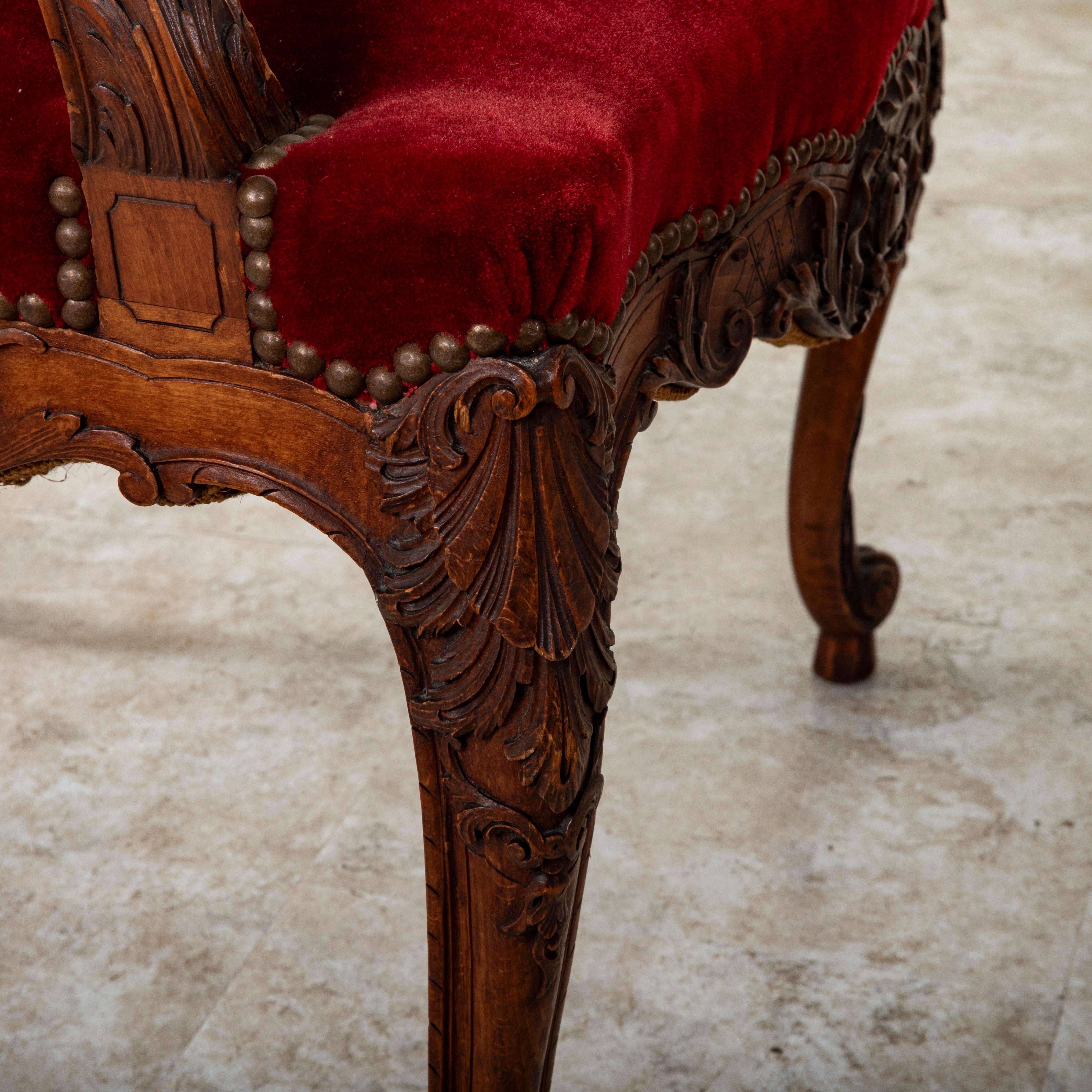 Mitte des 19. Jahrhunderts Französischer Regency-Stil Handgeschnitzte Sessel aus Buchenholz, Samt im Angebot 11
