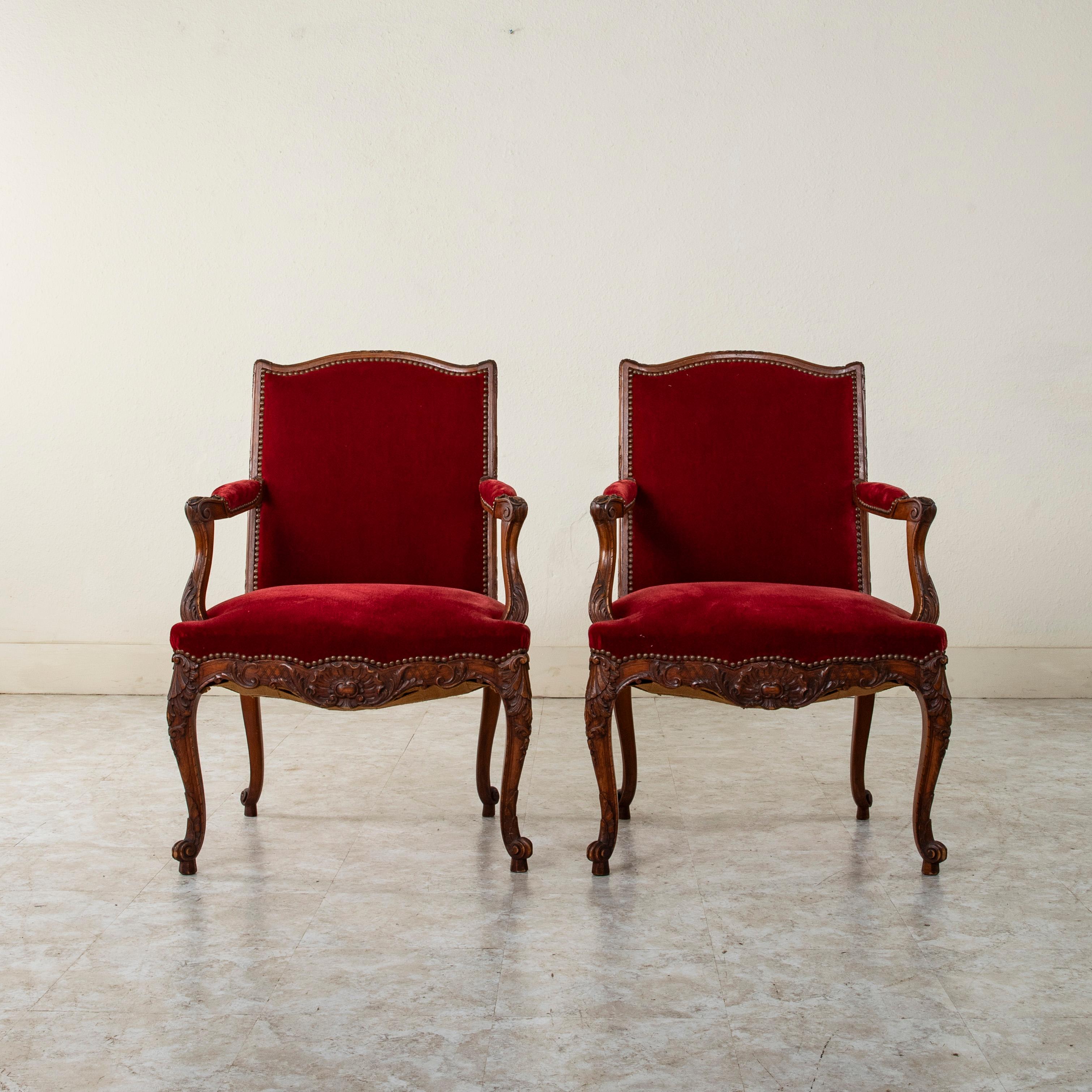 Mitte des 19. Jahrhunderts Französischer Regency-Stil Handgeschnitzte Sessel aus Buchenholz, Samt im Angebot 1