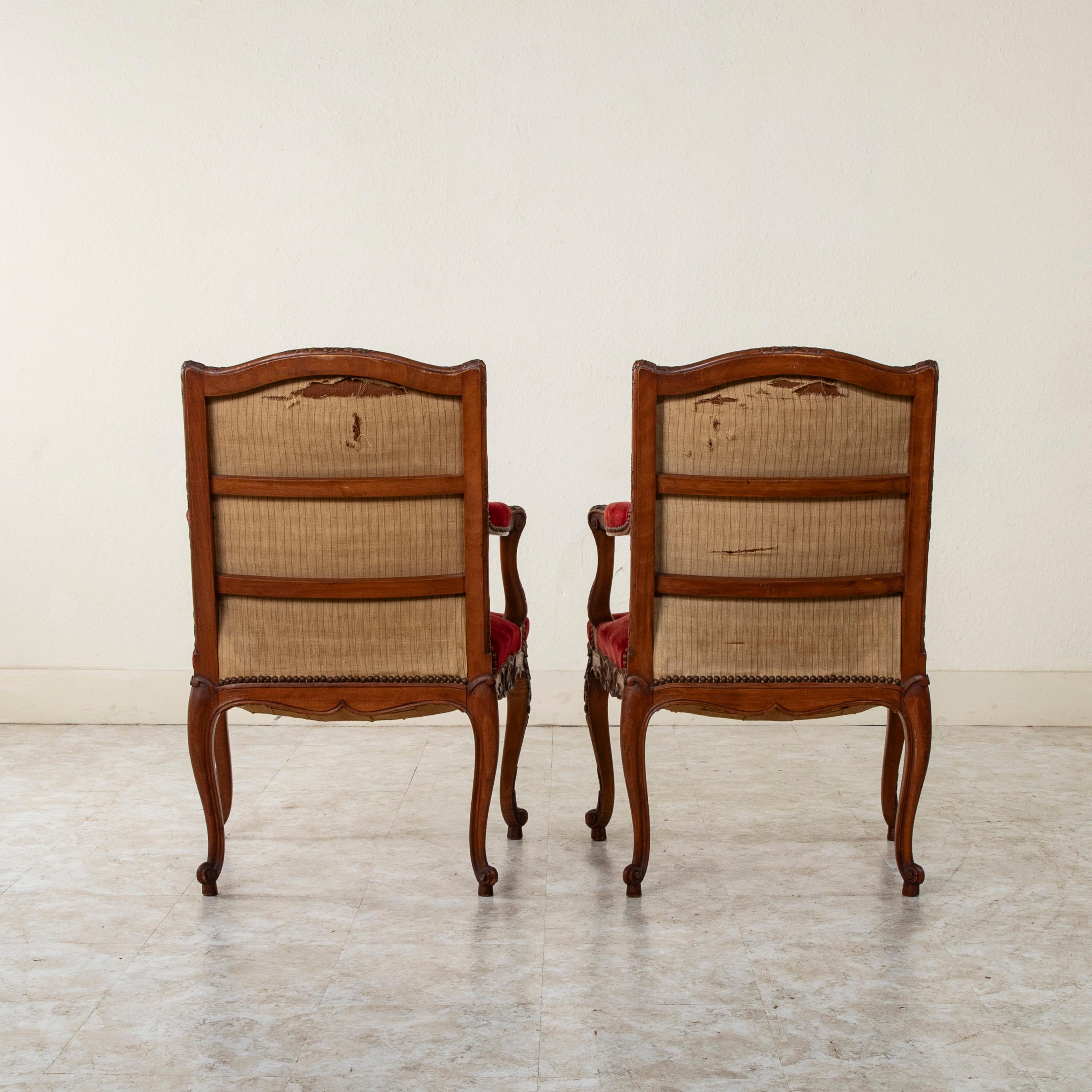 Mitte des 19. Jahrhunderts Französischer Regency-Stil Handgeschnitzte Sessel aus Buchenholz, Samt im Angebot 3
