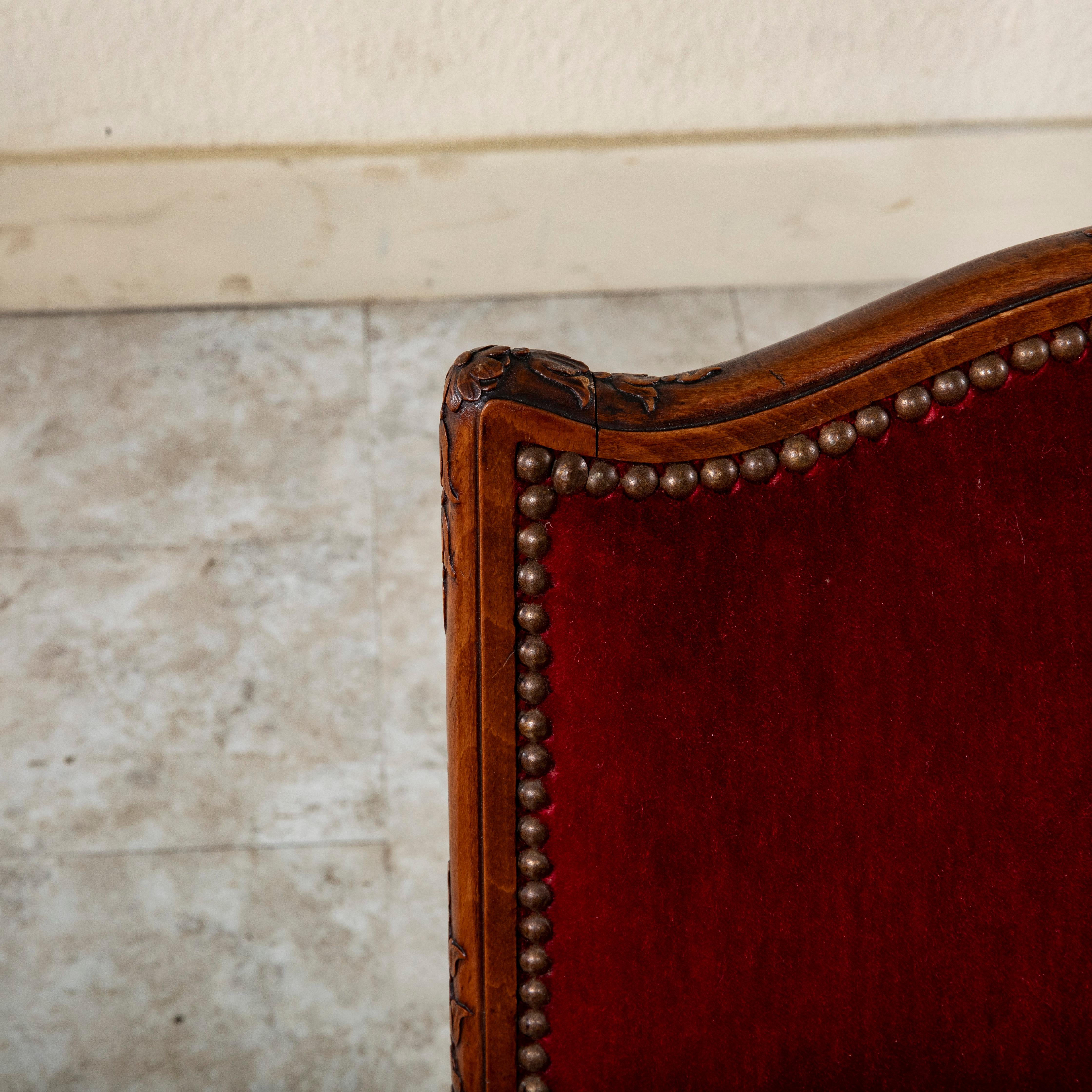 Mitte des 19. Jahrhunderts Französischer Regency-Stil Handgeschnitzte Sessel aus Buchenholz, Samt im Angebot 5