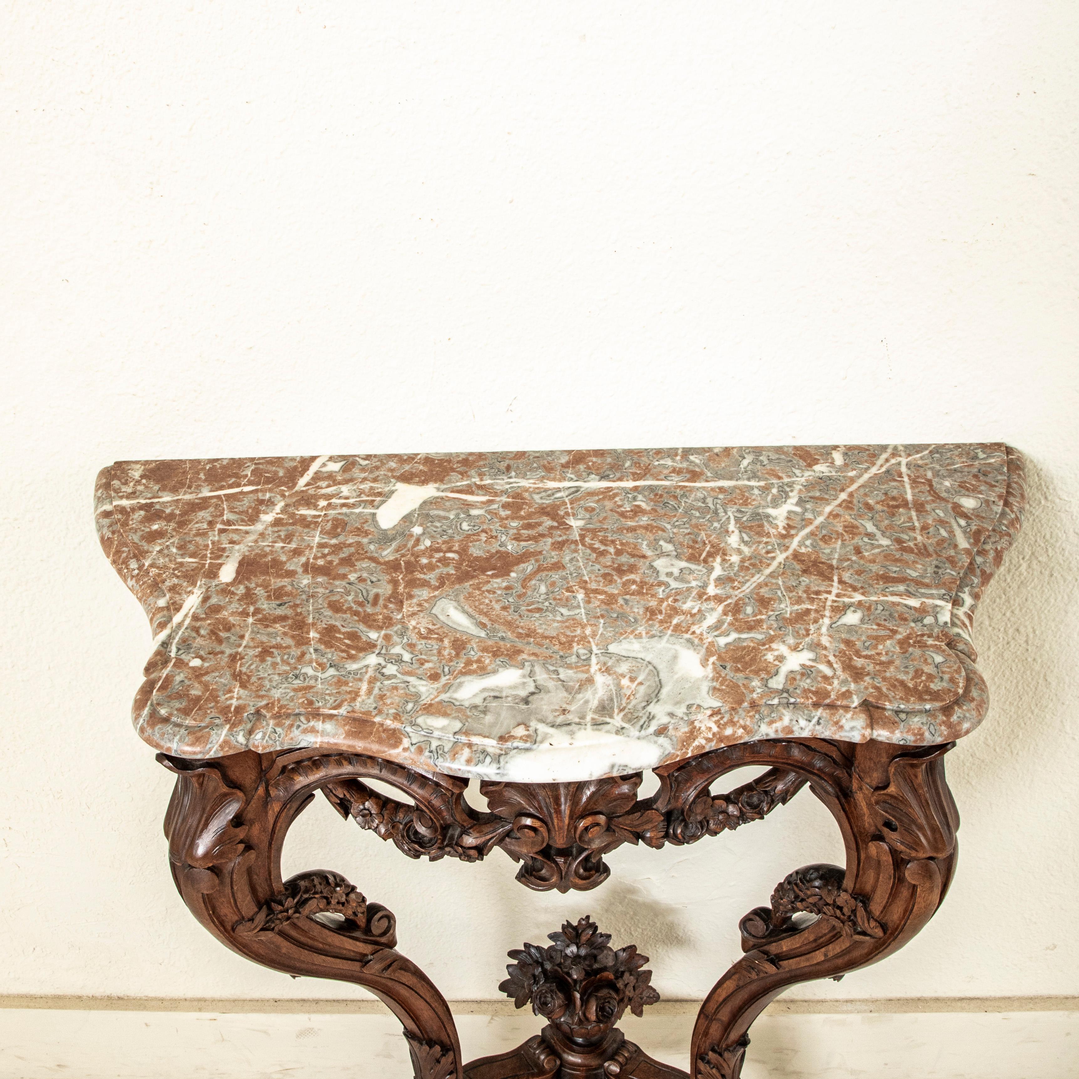 Sculpté à la main Table console en noyer sculpté à la main, marbre, style Régence française du milieu du 19e siècle en vente