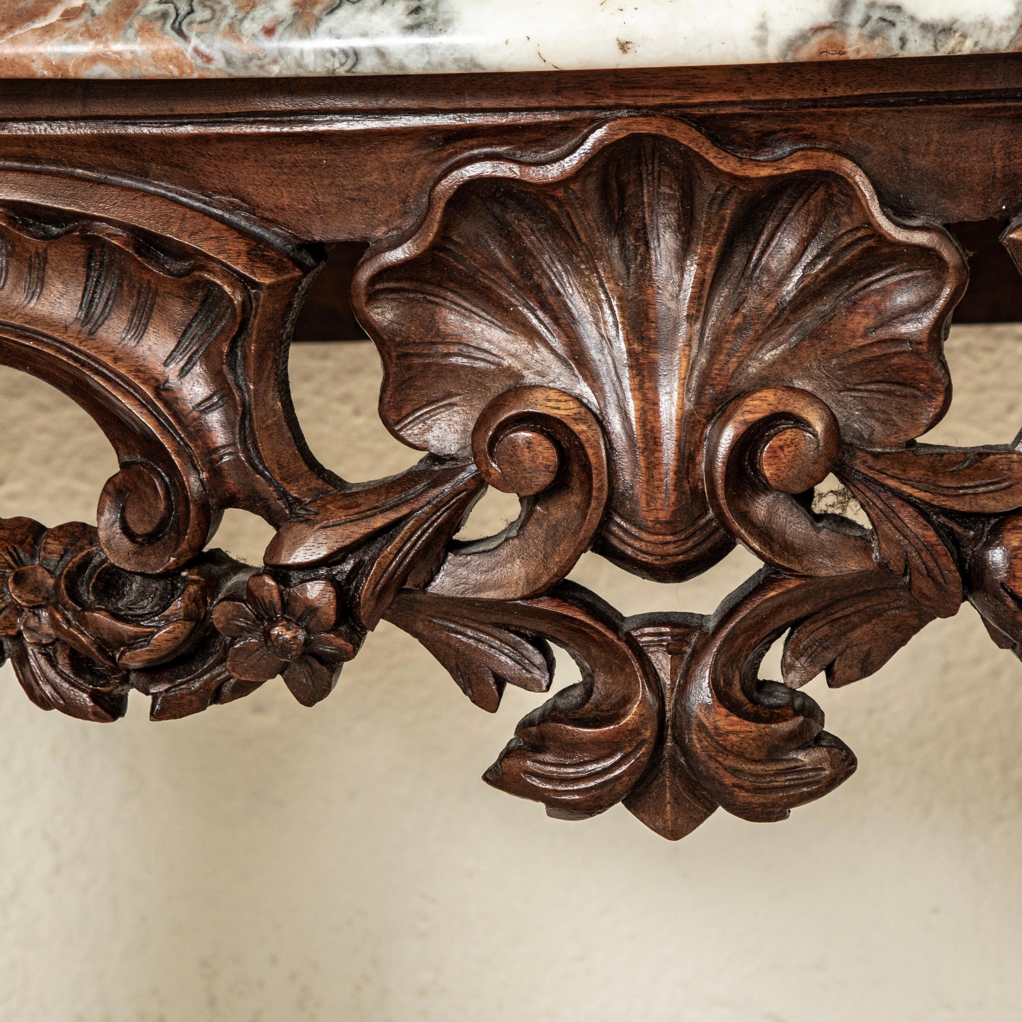 Table console en noyer sculpté à la main, marbre, style Régence française du milieu du 19e siècle Bon état - En vente à Fayetteville, AR