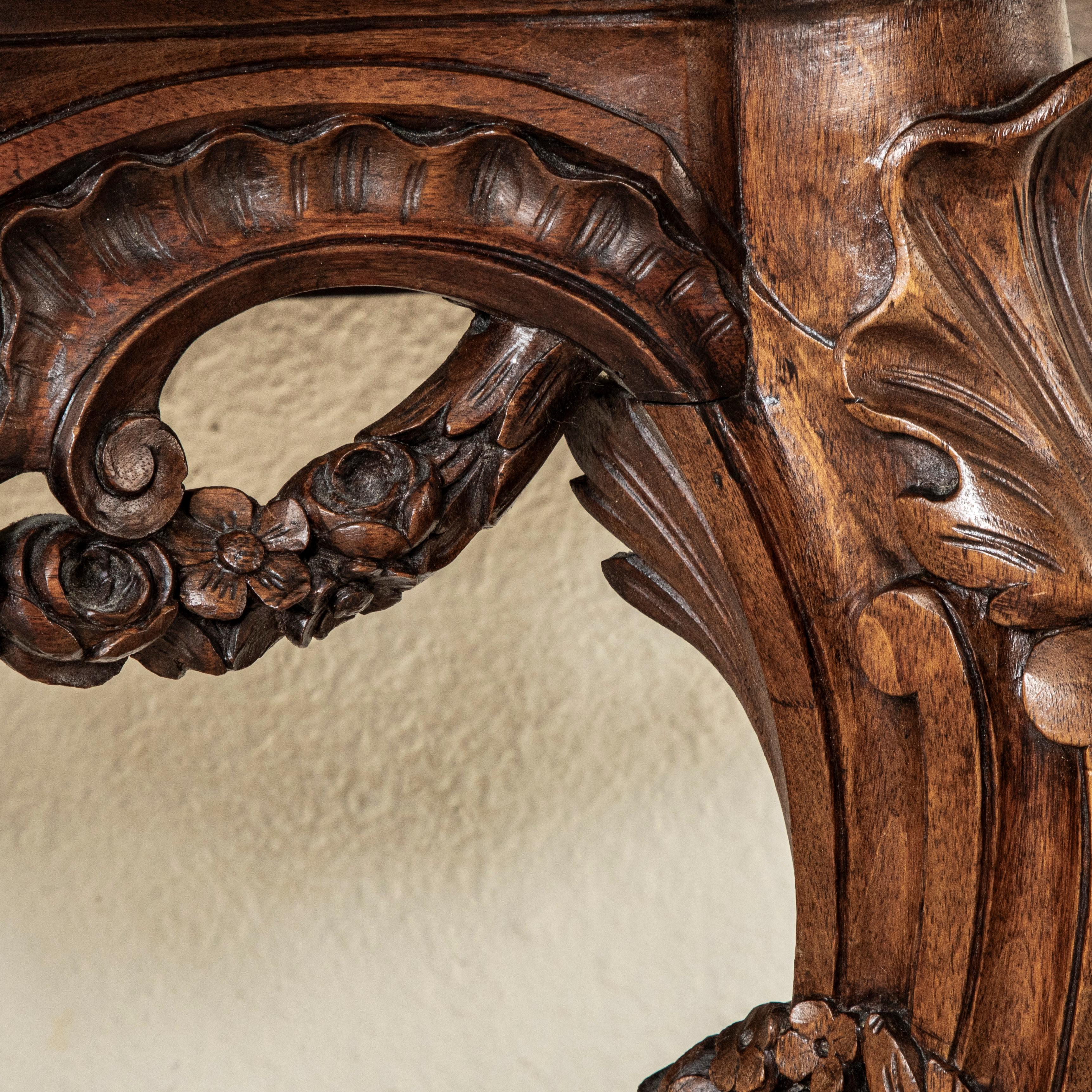 XIXe siècle Table console en noyer sculpté à la main, marbre, style Régence française du milieu du 19e siècle en vente