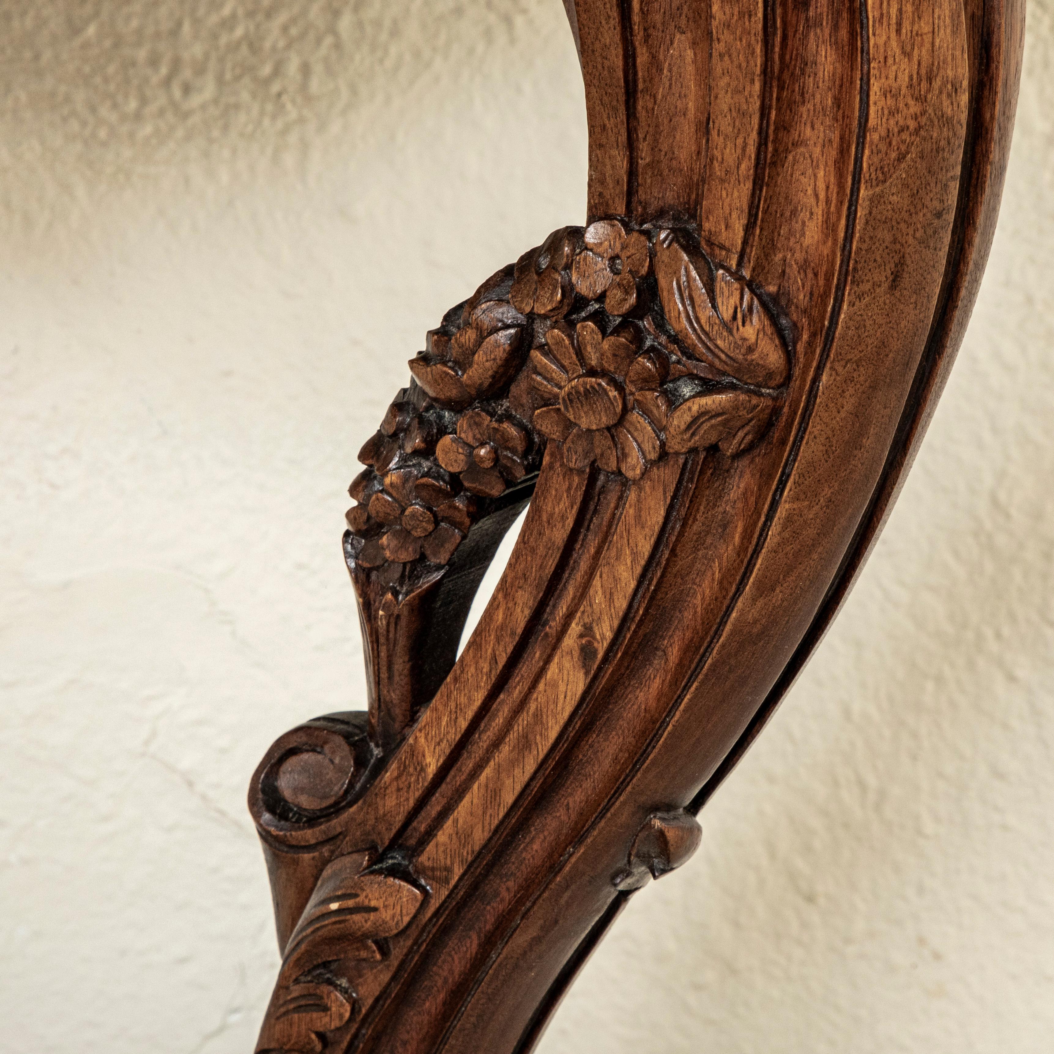 Marbre Table console en noyer sculpté à la main, marbre, style Régence française du milieu du 19e siècle en vente