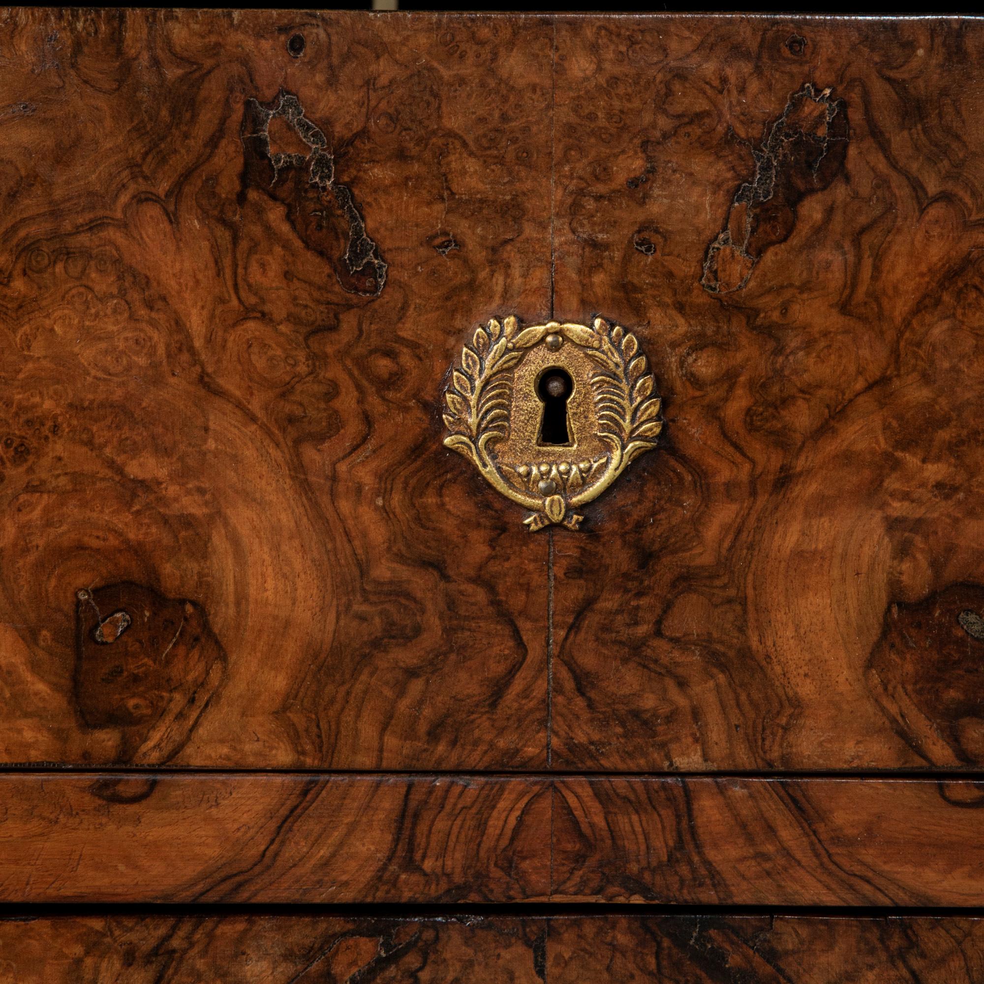 Mid-19th Century French Restauration Period Burl Walnut Chest of Drawers For Sale 10