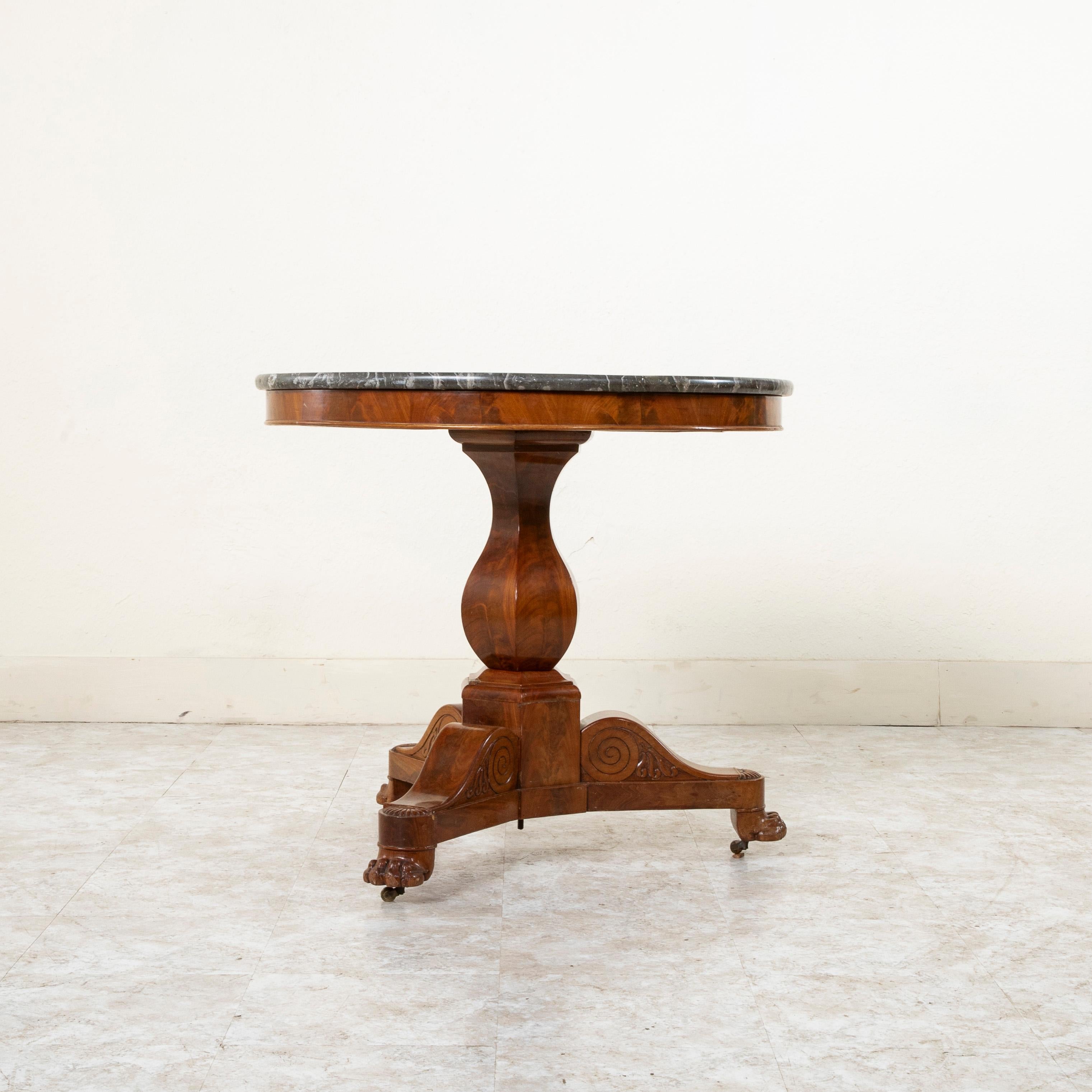 Sockeltisch aus Mahagoni und Marmor aus der französischen Restaurationszeit aus der Mitte des 19. Jahrhunderts im Zustand „Gut“ in Fayetteville, AR