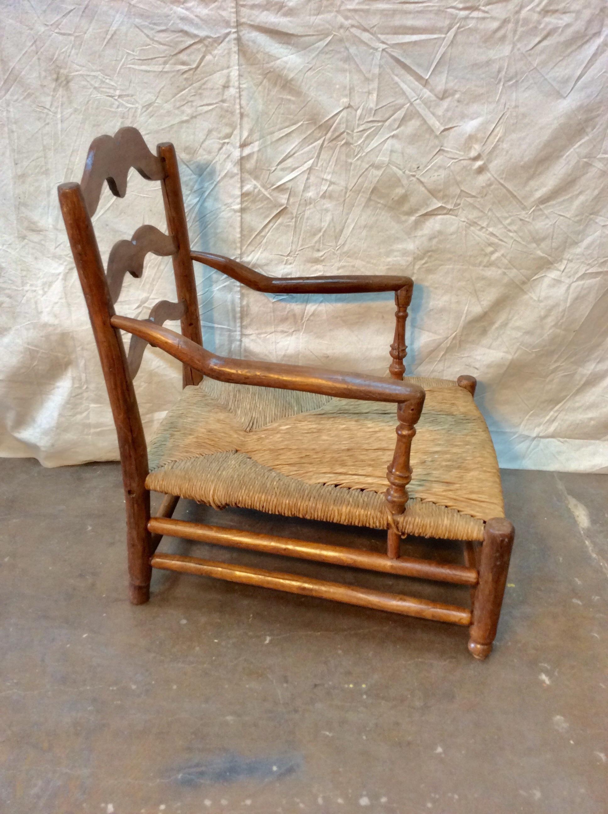 Mid-19th Century French Rush Seat Lounge Chair For Sale 5