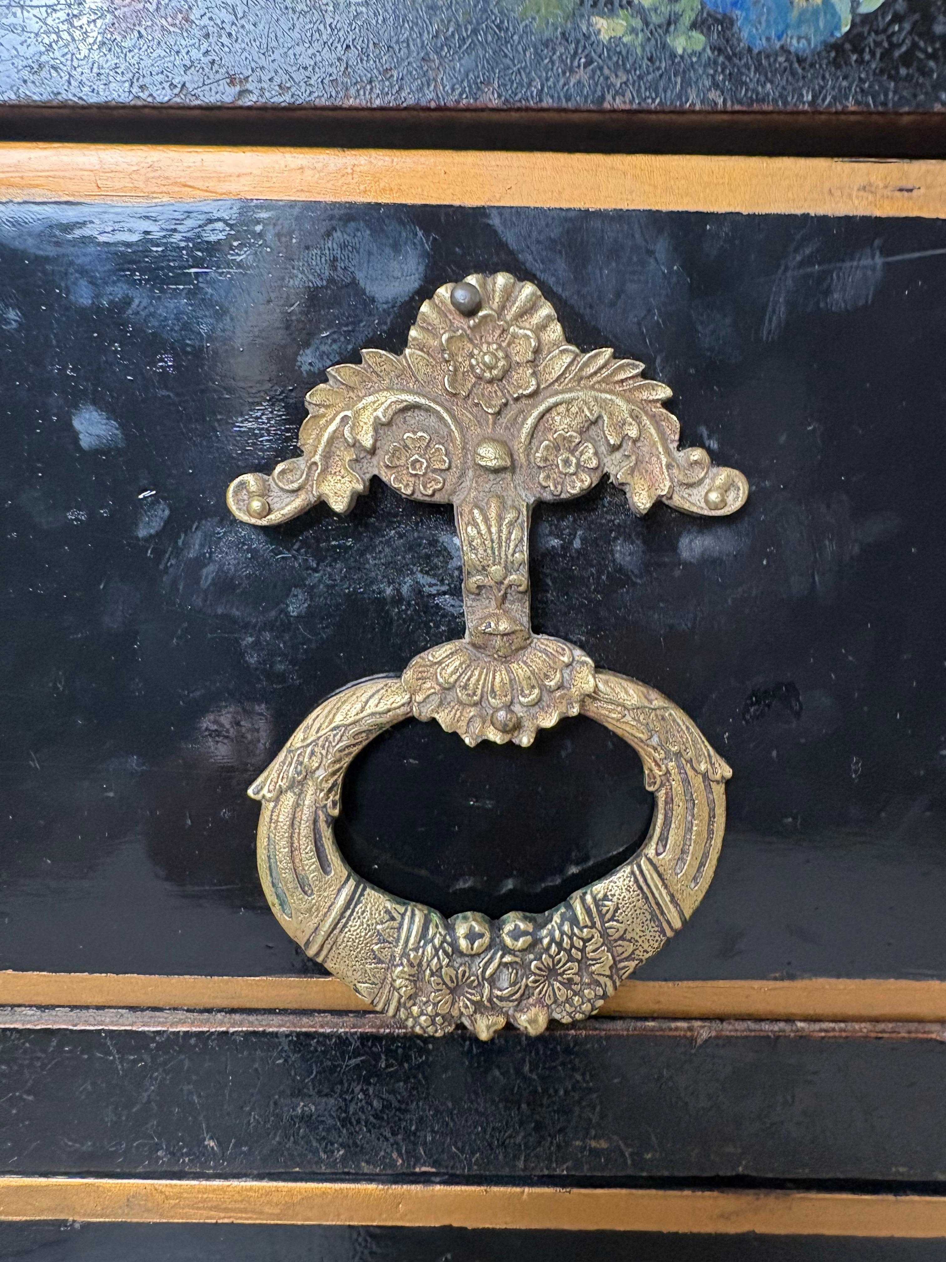 Mueble auxiliar francés de mediados del siglo XIX con una excepcional pintura de flores en venta 5