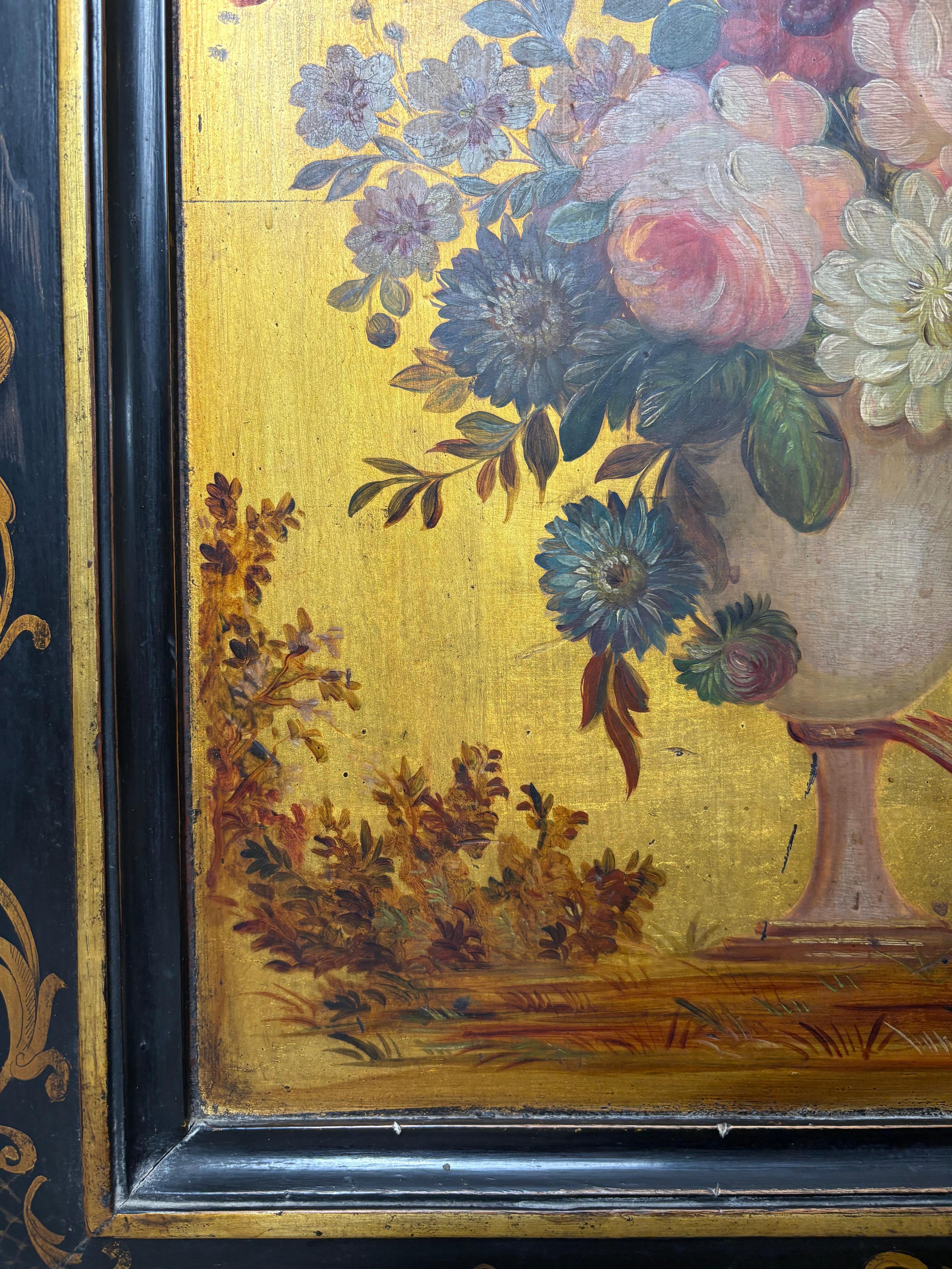 Mueble auxiliar francés de mediados del siglo XIX con una excepcional pintura de flores en venta 10