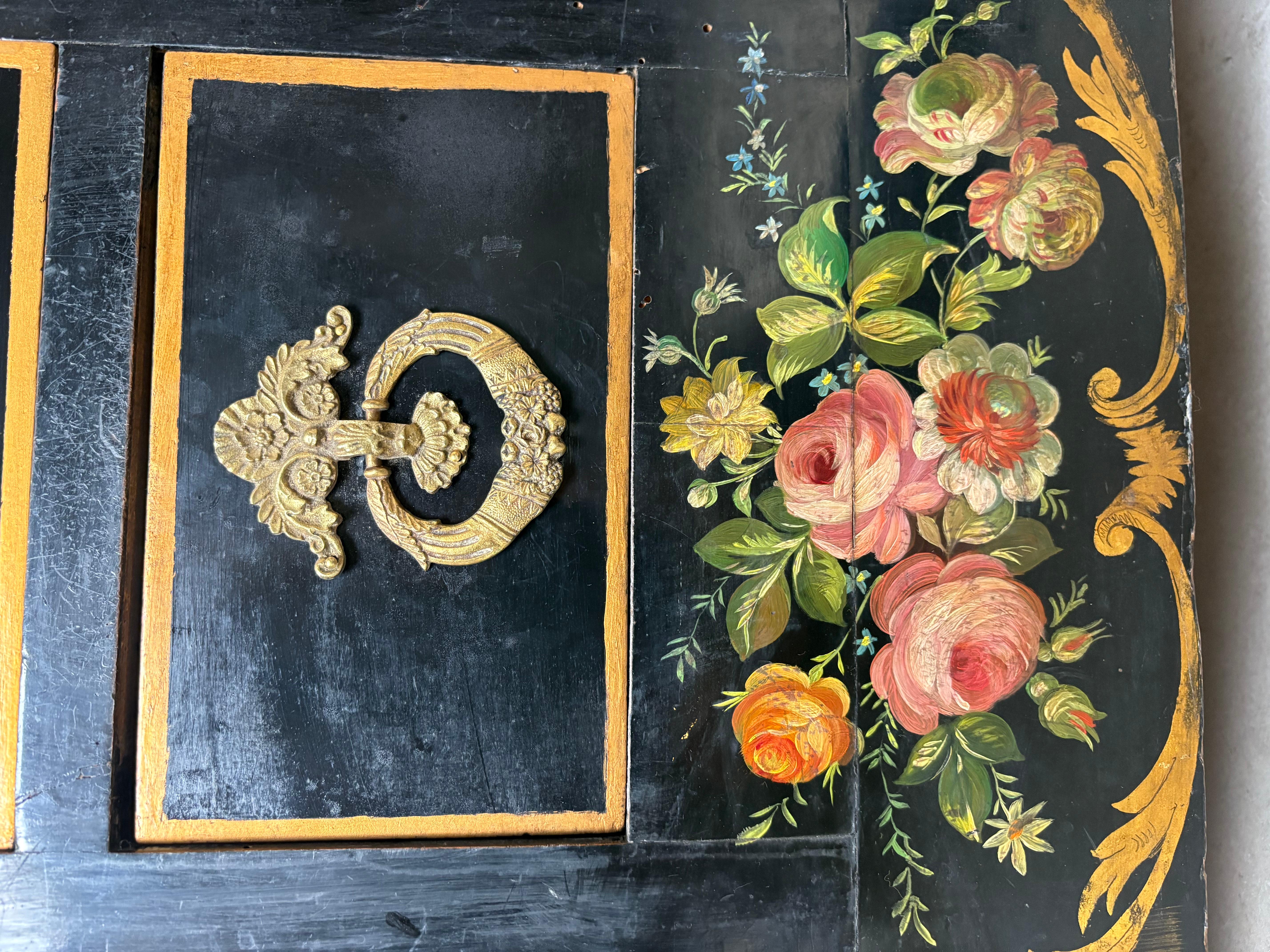 Außergewöhnlicher französischer Beistellschrank aus der Mitte des Jahrhunderts mit exquisiter Blumenmalerei. Es besteht aus vier zentralen Schubladen mit originalen, zölligen Messinggriffen, flankiert von zwei Schränken mit gewölbten Paneelen mit