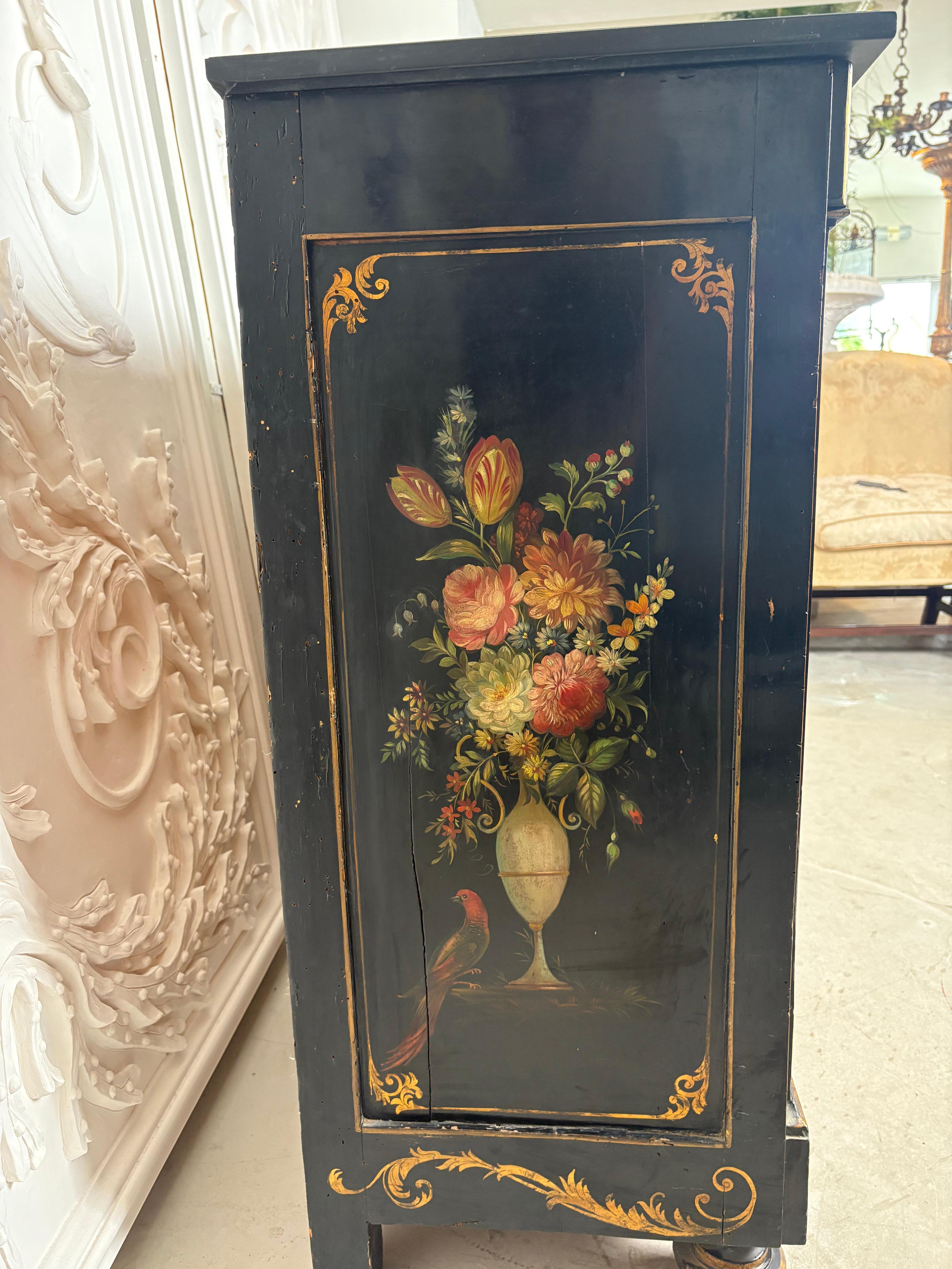 Mueble auxiliar francés de mediados del siglo XIX con una excepcional pintura de flores Pintado a mano en venta