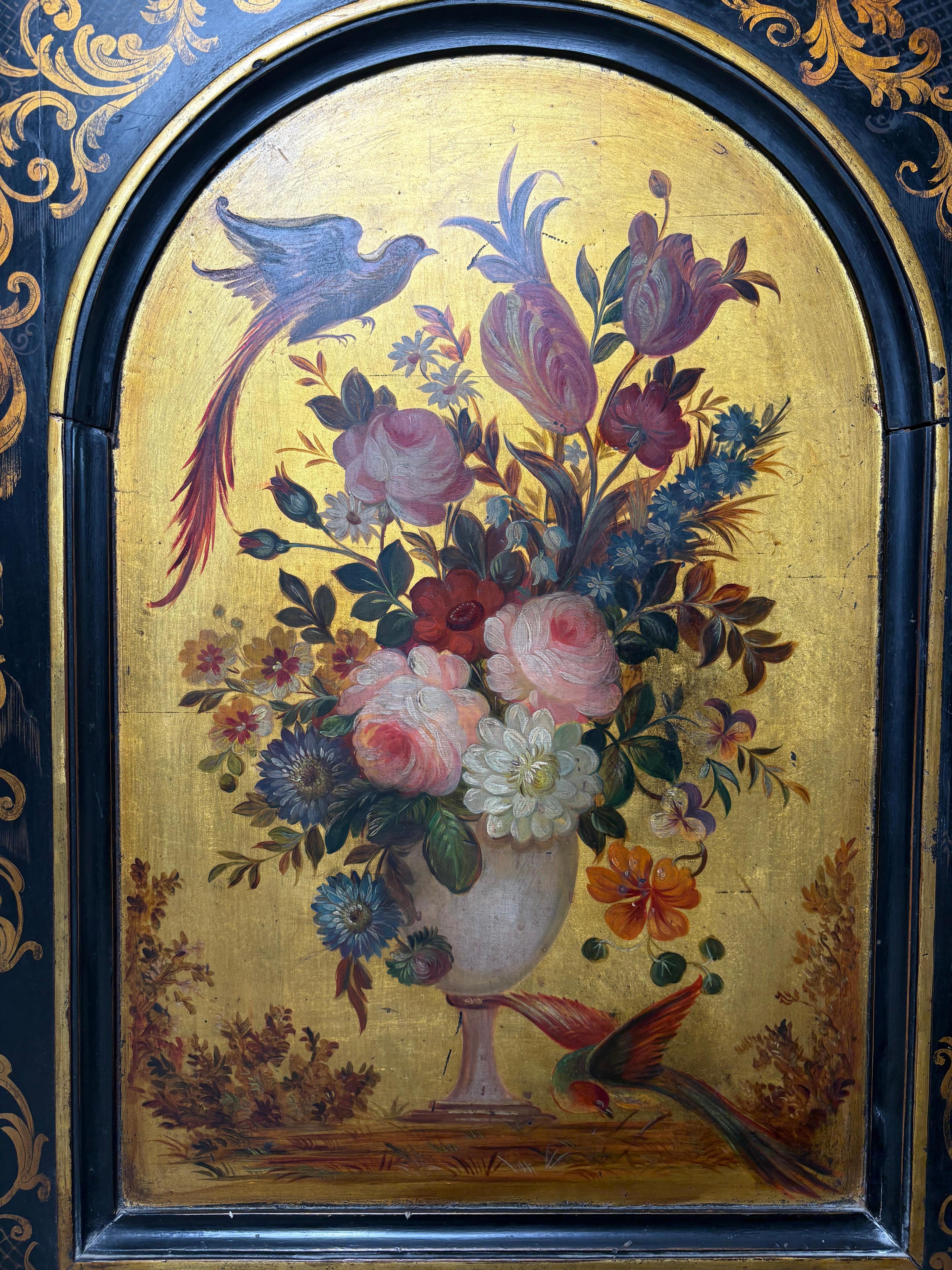 Mueble auxiliar francés de mediados del siglo XIX con una excepcional pintura de flores en venta 1