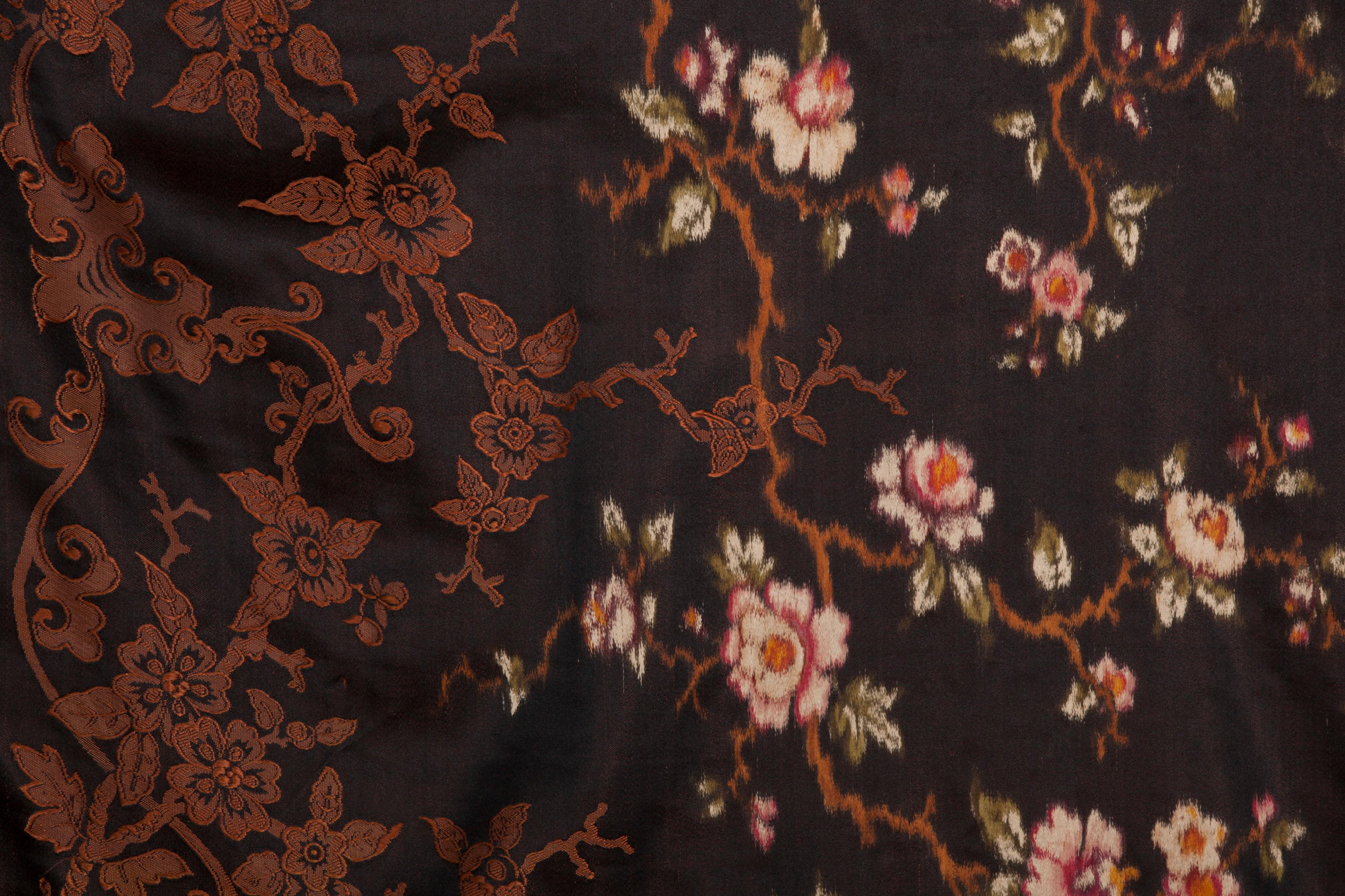 European Mid-19th Century French Silk Chiné Shawl For Sale