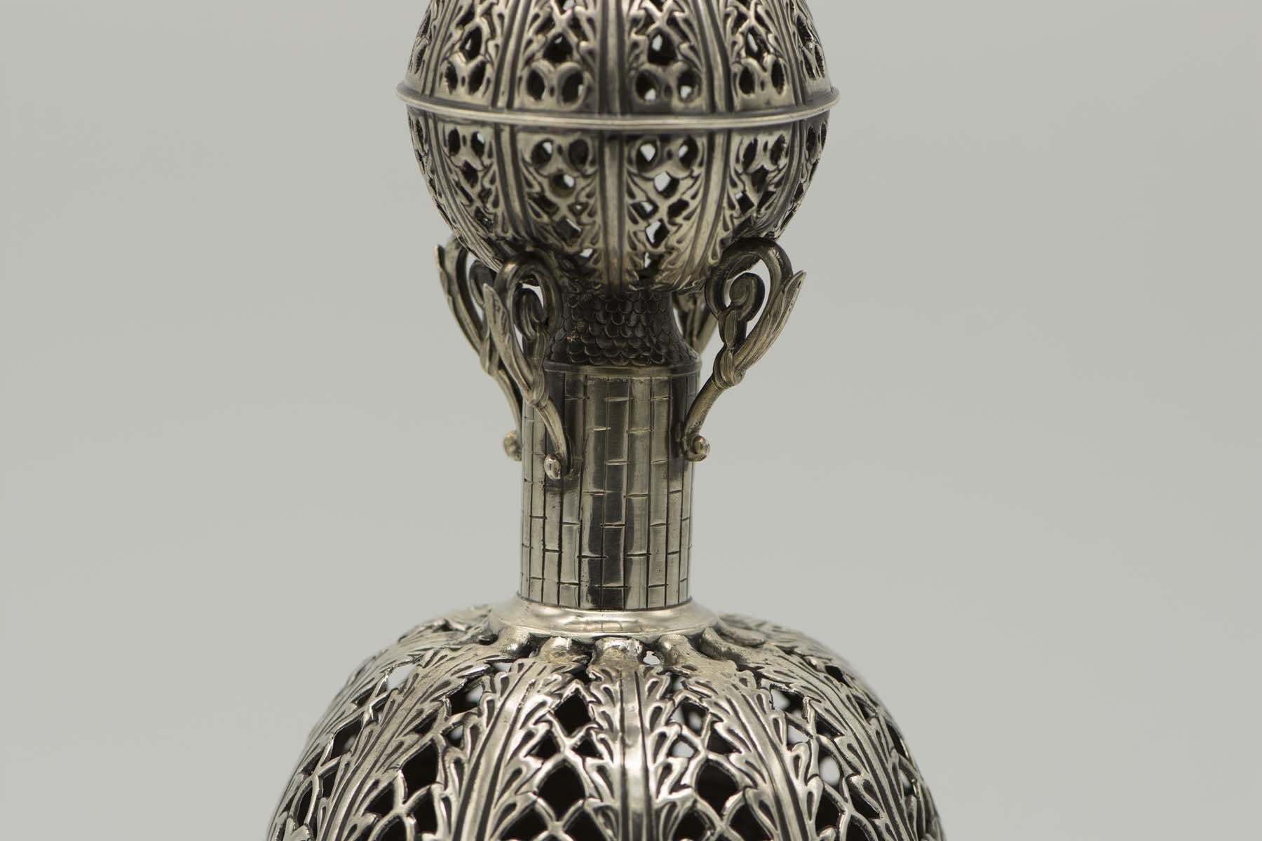 Handgefertigte silberne Tora-Finials, getrieben, durchbrochen, graviert und gegossen, Frankreich, um 1860.
Die Endstücke bestehen aus einer großen durchbrochenen, verzierten Kugel in der Mitte, darüber eine Stange mit eingravierten Ziegeln und