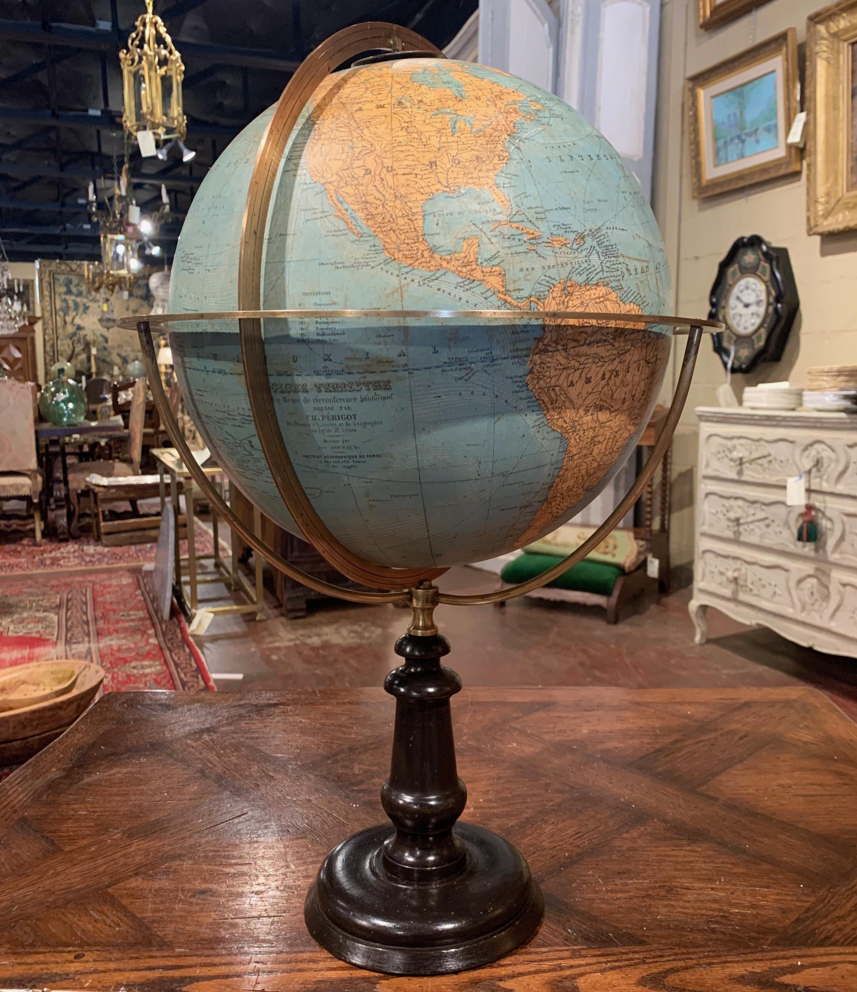 Décorez un bureau ou une étude avec ce globe antique spectaculaire. Fabriquée en France vers 1870, cette pièce terrestre repose sur un socle en bois Napoléon III. La tige en laiton maintient le globe pivotant de 12