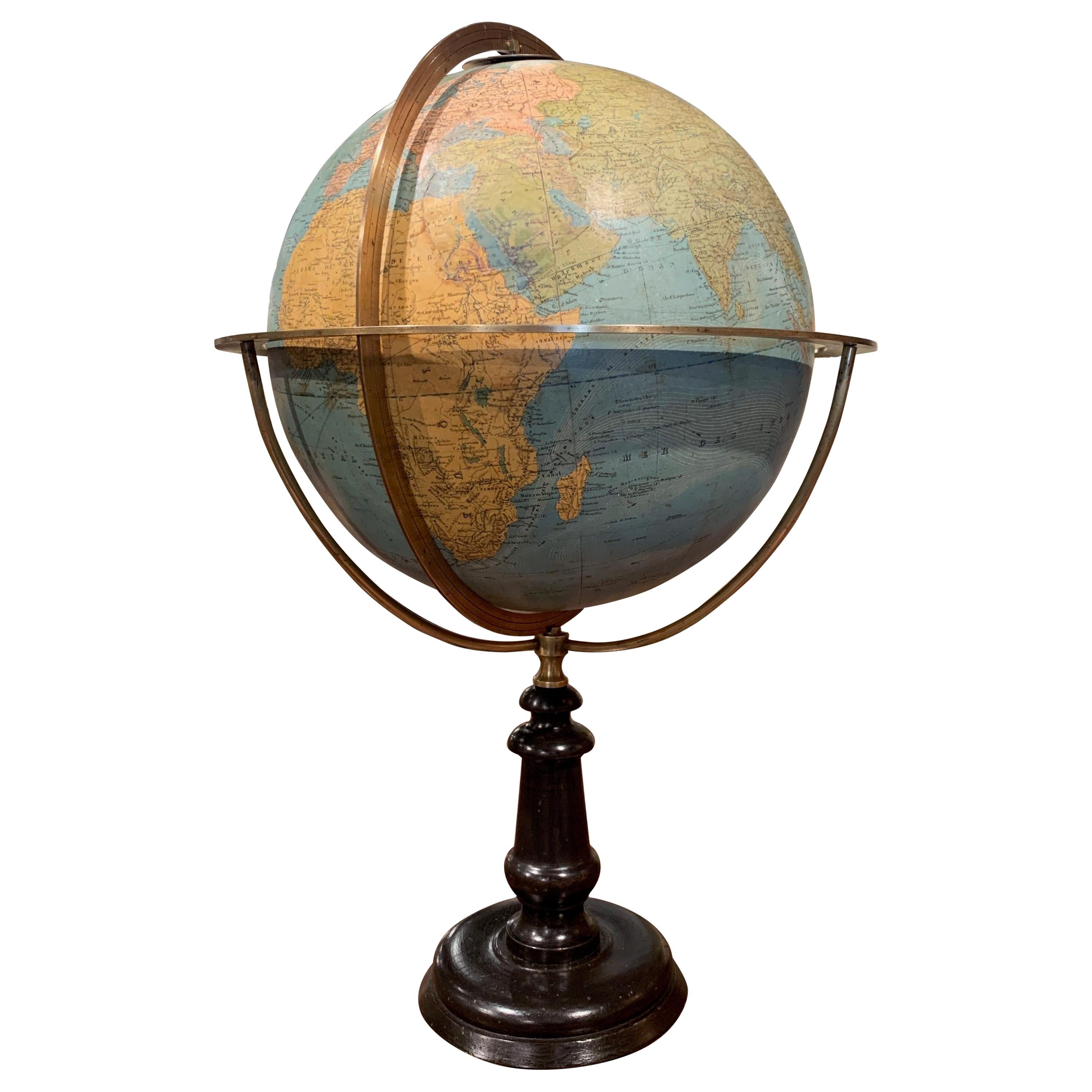 Globe terrestre français du milieu du 19e siècle avec cadre en laiton signé Ch. Perigot en vente