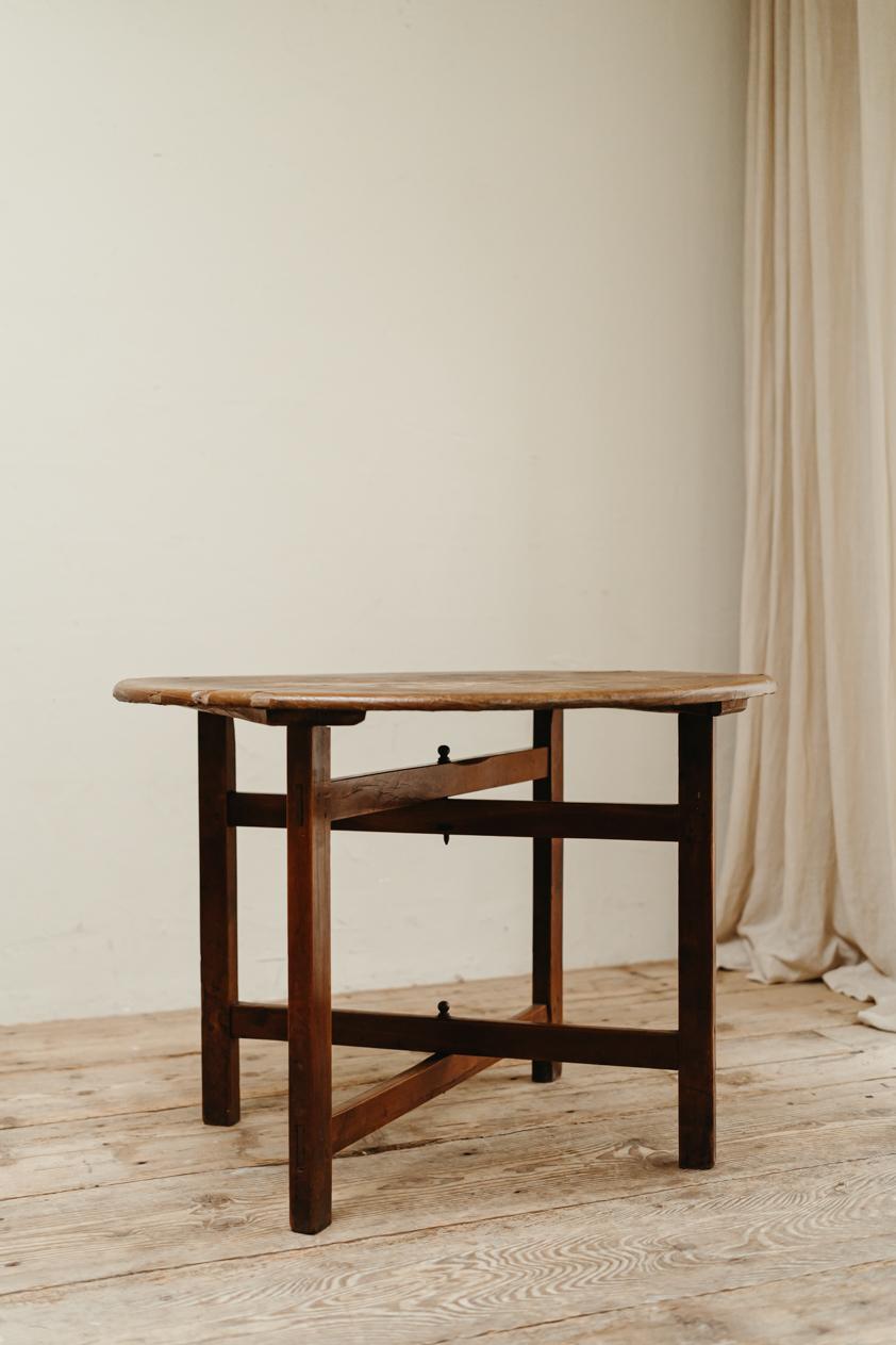 très charmante et tout à fait authentique table de vigneron française du milieu du 19ème siècle en bois fruitier avec plateau en toile peinte, peut être pliée, le plateau est livré séparément . 