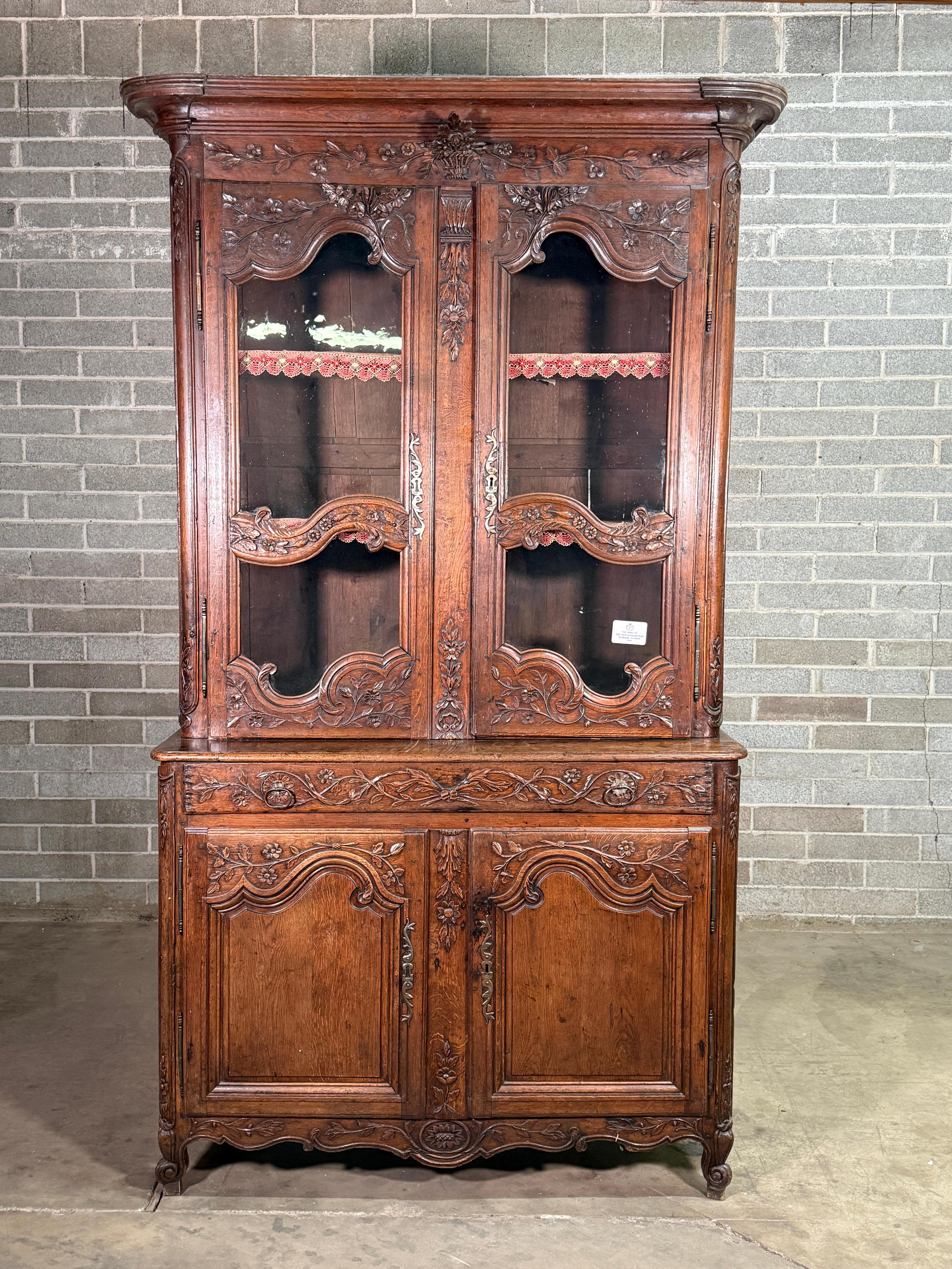 Buffet in noce francese della metà del XIX secolo 
Conditio sine qua non con un incredibile intaglio. 
Usura appropriata all'età, vedi foto dettagliate o inviaci un messaggio per qualsiasi domanda. 