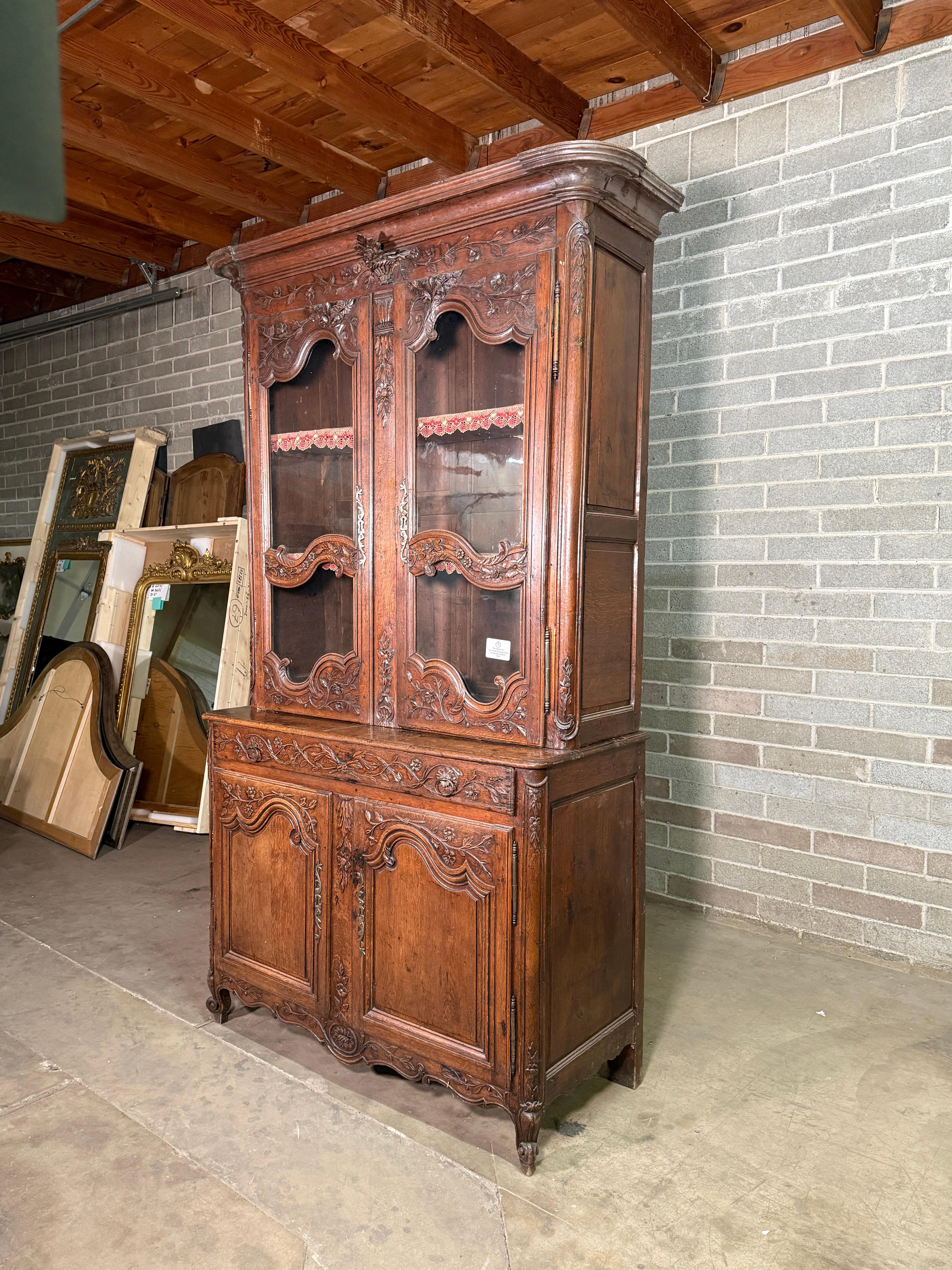 Luigi XV Buffet in noce francese della metà del XIX secolo in vendita
