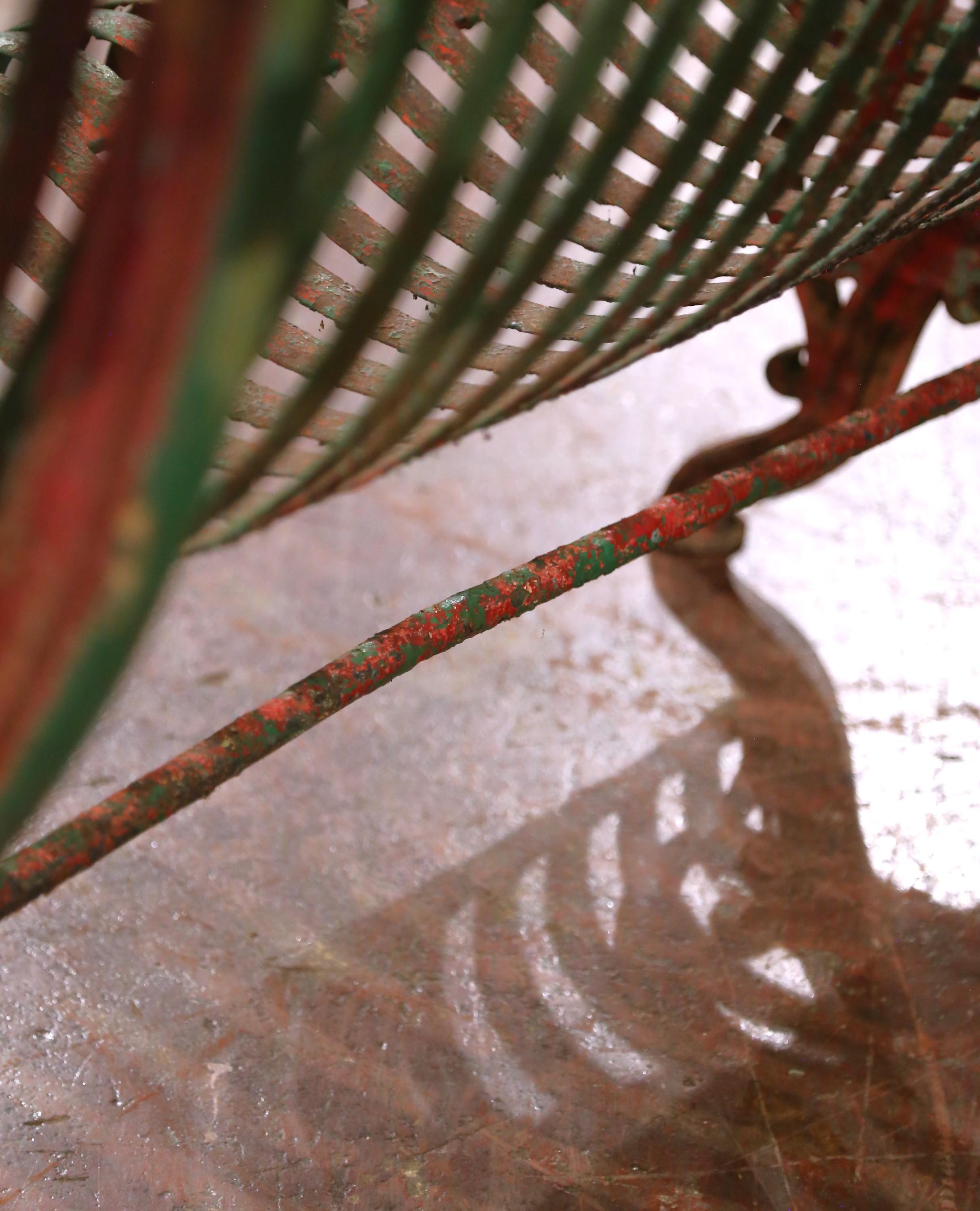 Banc de jardin en fer forgé français du milieu du 19e siècle avec patine peinte d'origine en vente 2