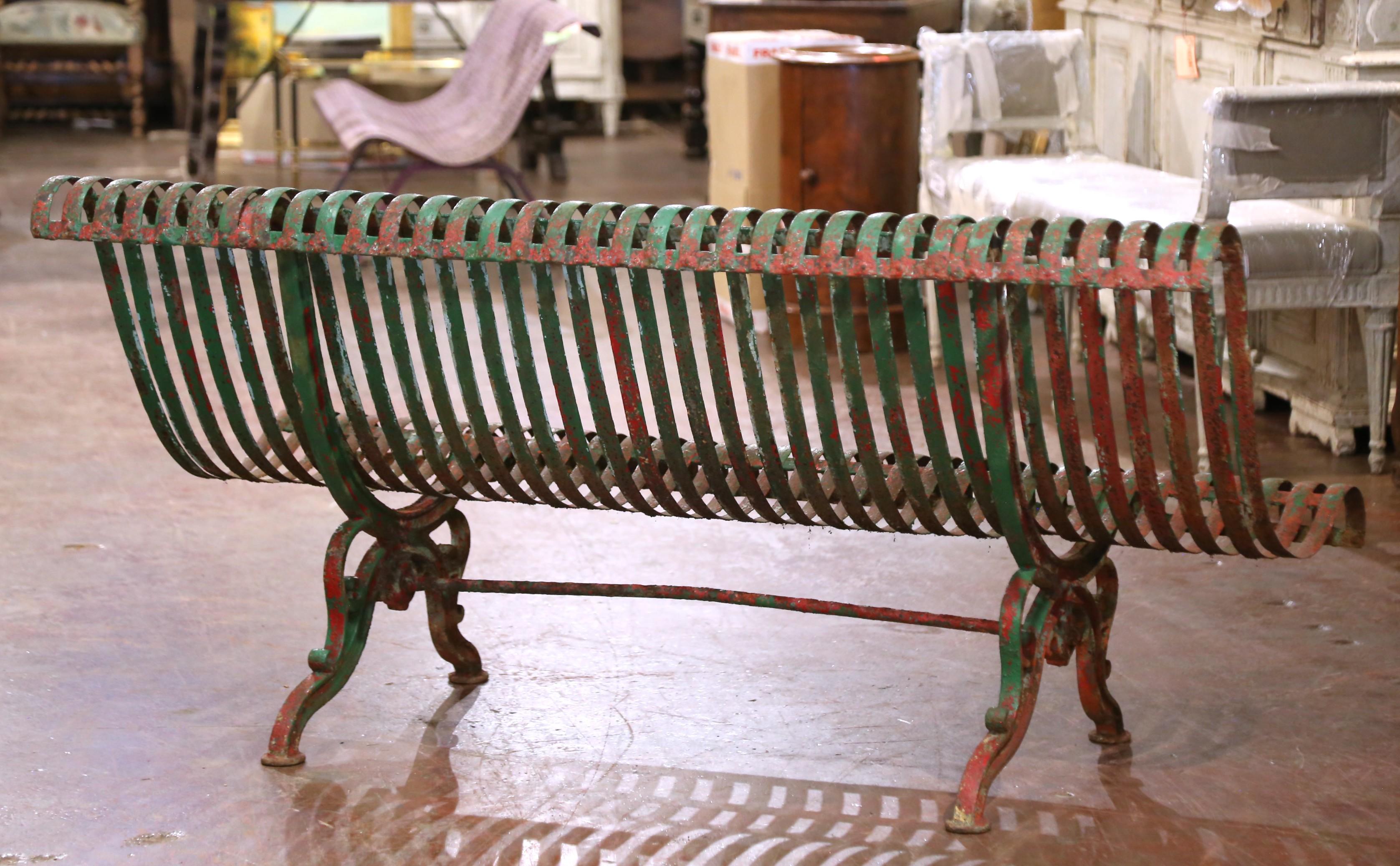 Banc de jardin en fer forgé français du milieu du 19e siècle avec patine peinte d'origine en vente 3