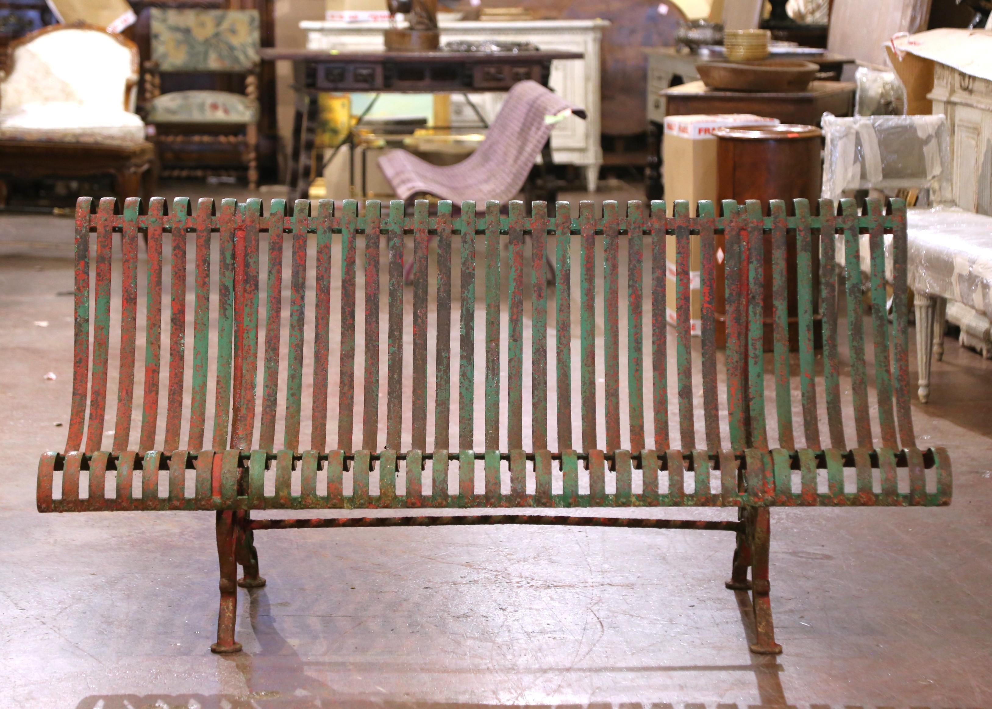 Décorez votre jardin ou votre arrière-cour avec ce banc de jardin antique exquis, qui présente une finition peinte patinée d'origine. Fabriquée en Normandie, en France, vers 1870, cette pièce présente un design élégant et une construction robuste en