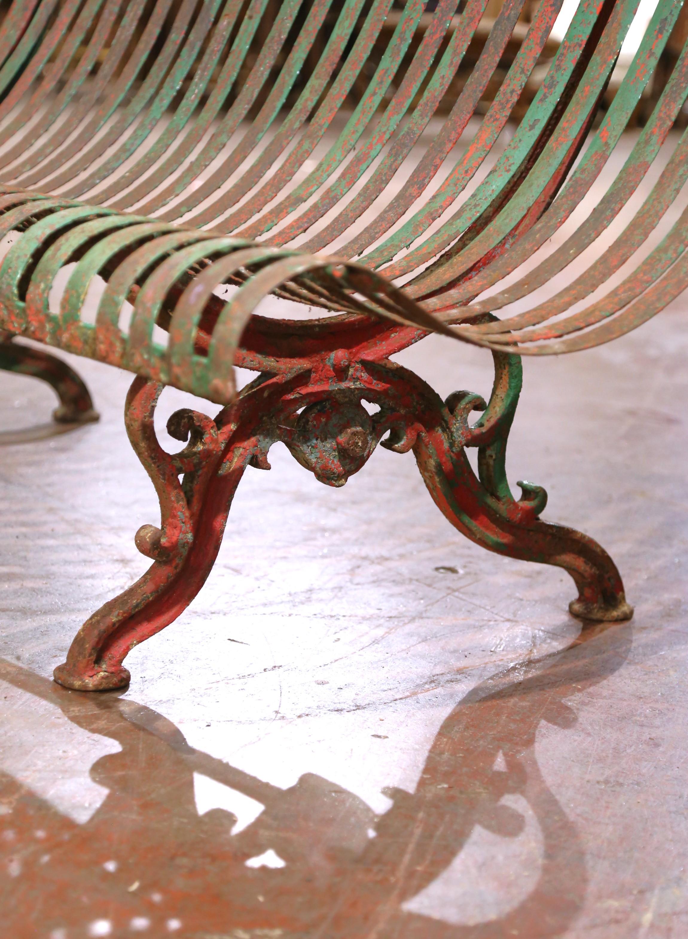 Banc de jardin en fer forgé français du milieu du 19e siècle avec patine peinte d'origine Excellent état - En vente à Dallas, TX