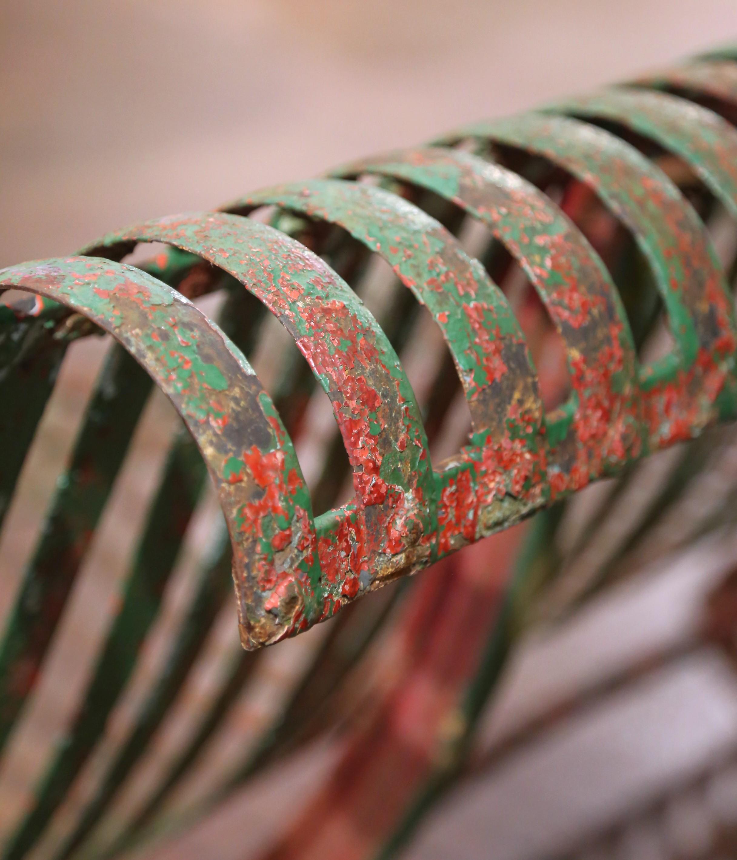 Fer Banc de jardin en fer forgé français du milieu du 19e siècle avec patine peinte d'origine en vente
