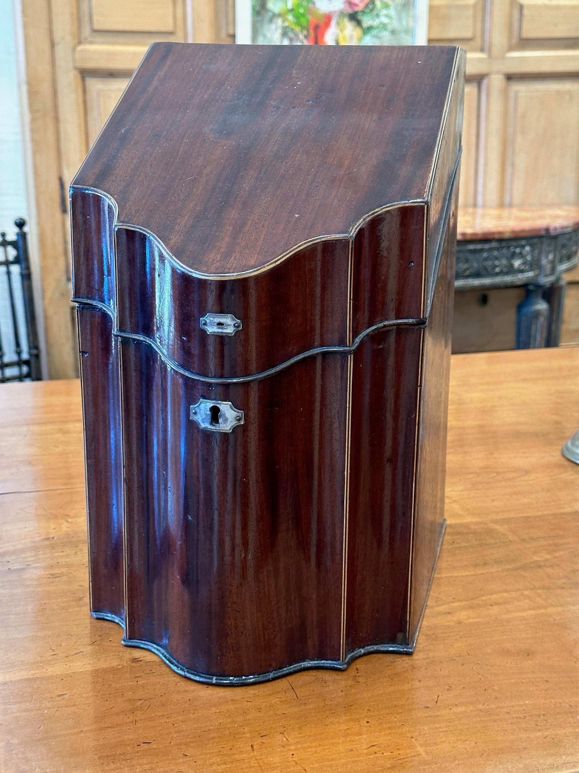 Nice inlay detail and mahogany grain stands out well.