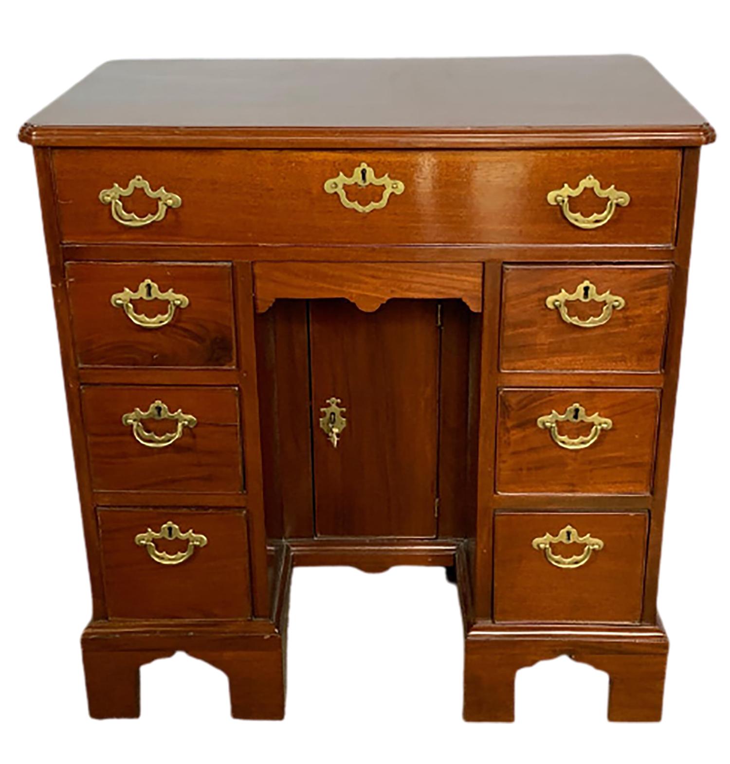 Mid-19th Century Georgian Style Mahogany Knee Hole Desk In Good Condition For Sale In Stamford, CT