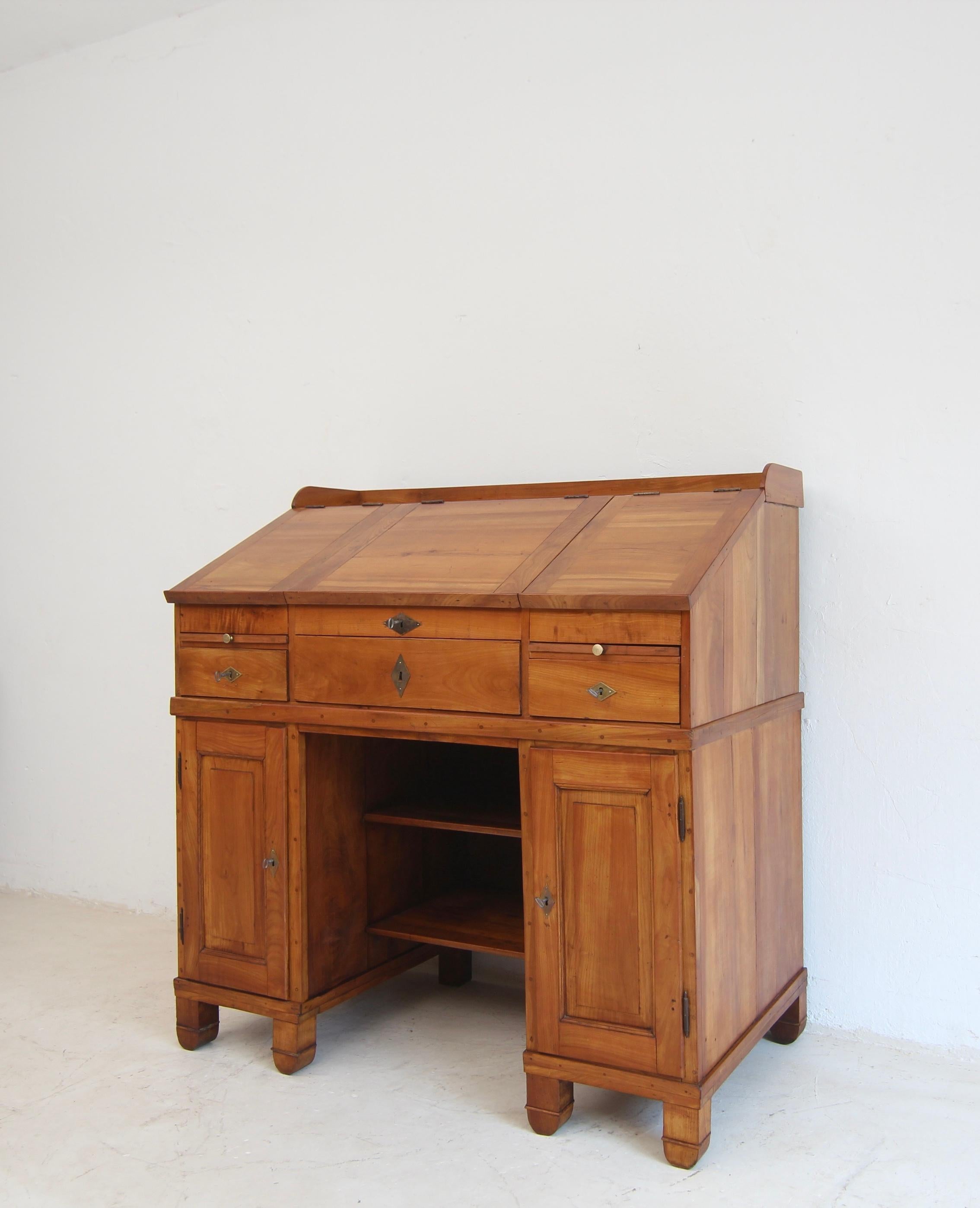 Mid 19th Century German Biedermeier Cherrywood Standing Desk In Good Condition For Sale In Dusseldorf, DE