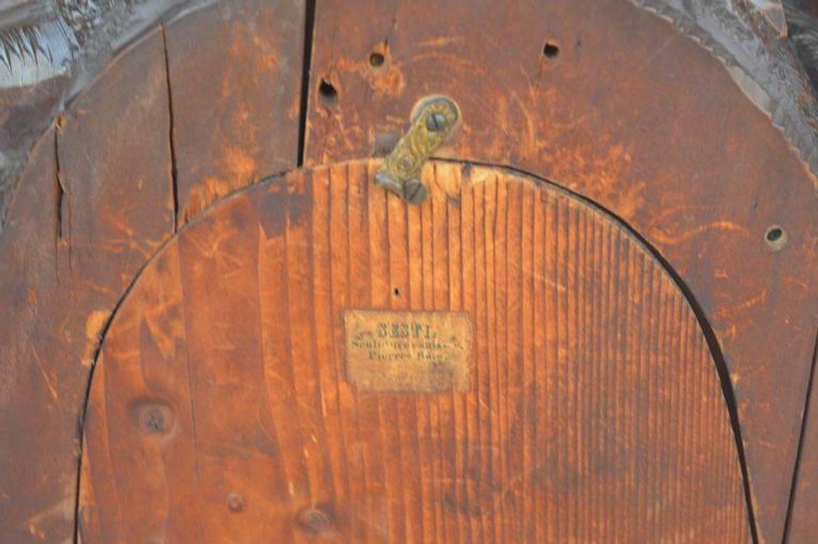 Eine wunderschön handgeschnitzte deutsche Wanduhr aus der Mitte des 19. Jahrhunderts, um 1860, mit einer reichhaltigen Konstruktion aus walnussfarben gebeiztem Ahornholz. Dieses außergewöhnliche Stück zeigt ein kunstvoll geschnitztes Fasanenpaar