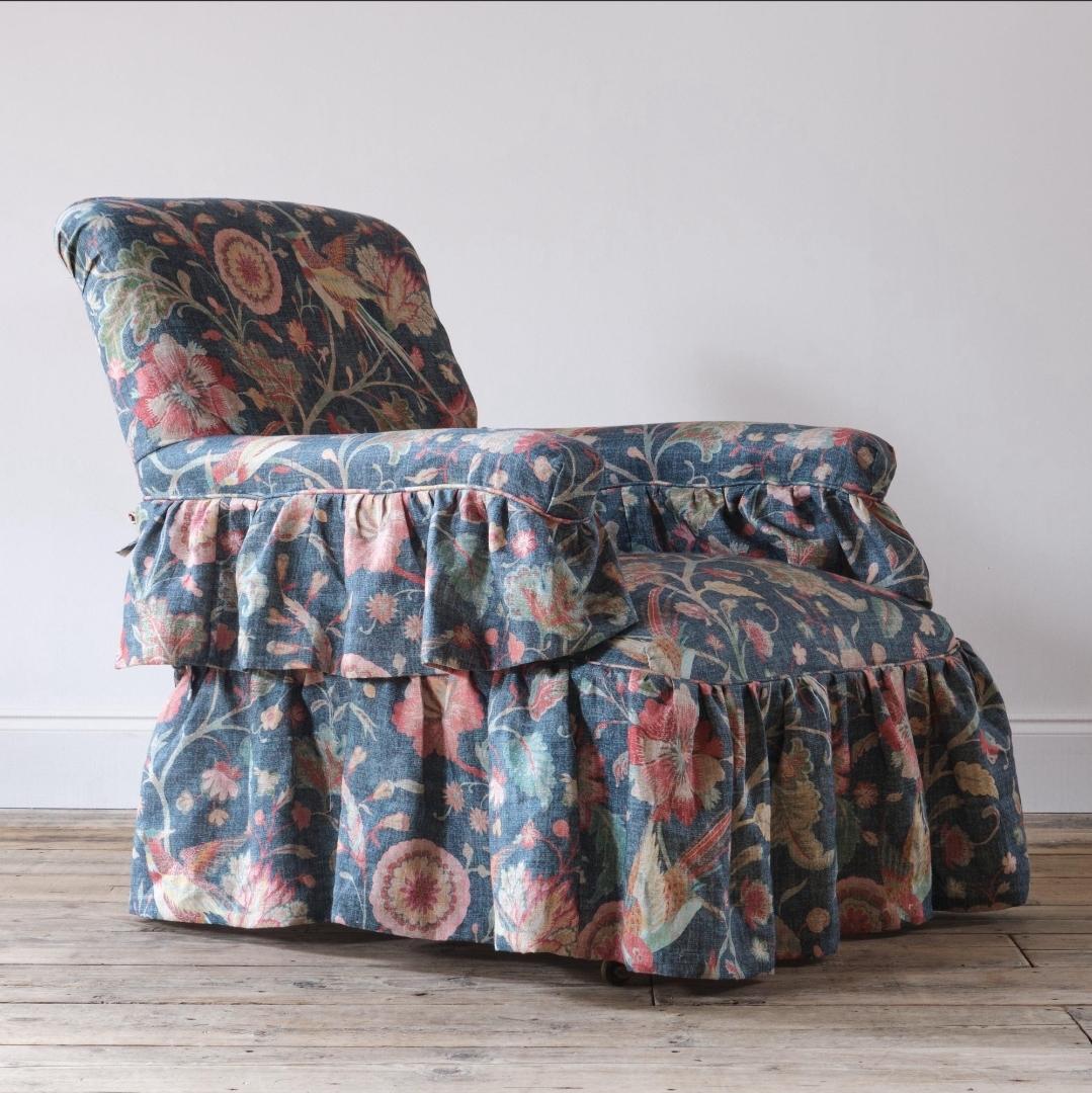 Superbe fauteuil du milieu du XIXe siècle de Gillows of Lancaster. Elle repose sur des pieds avant et des supports d'accoudoir en noyer finement travaillés et sur des pieds arrière chanfreinés et évasés, le tout reposant sur les roulettes en laiton