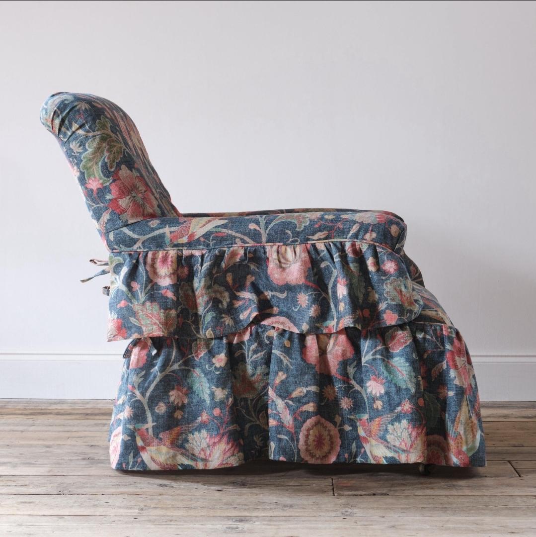 Victorien Fauteuil ouvert Gillows du milieu du 19e siècle en lin imprimé Colefax and fowler en vente