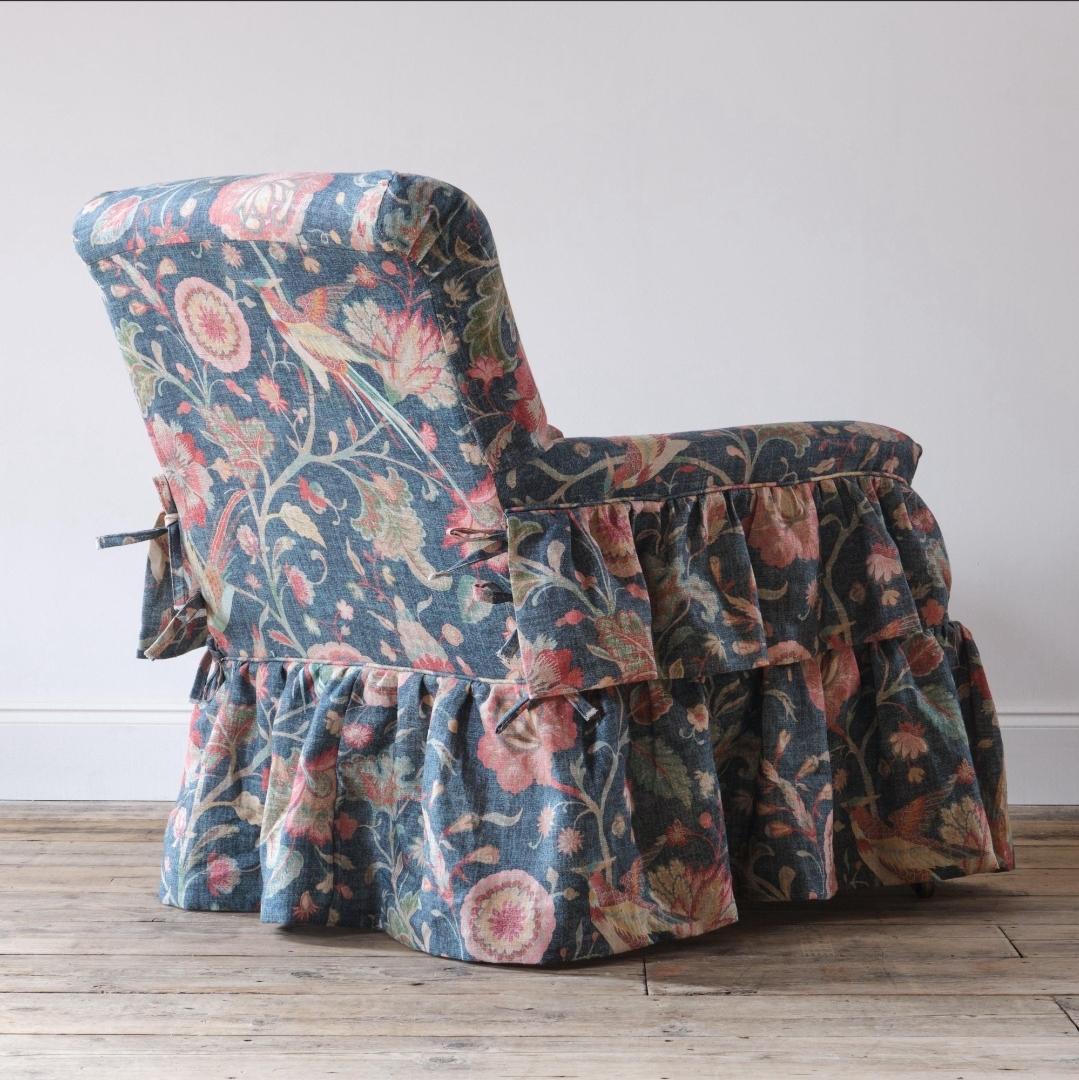 Britannique Fauteuil ouvert Gillows du milieu du 19e siècle en lin imprimé Colefax and fowler en vente