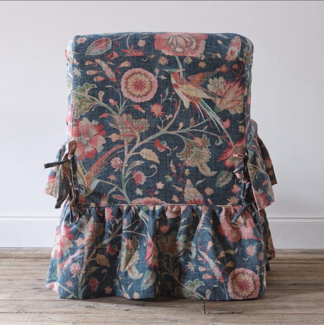 Tourné Fauteuil ouvert Gillows du milieu du 19e siècle en lin imprimé Colefax and fowler en vente