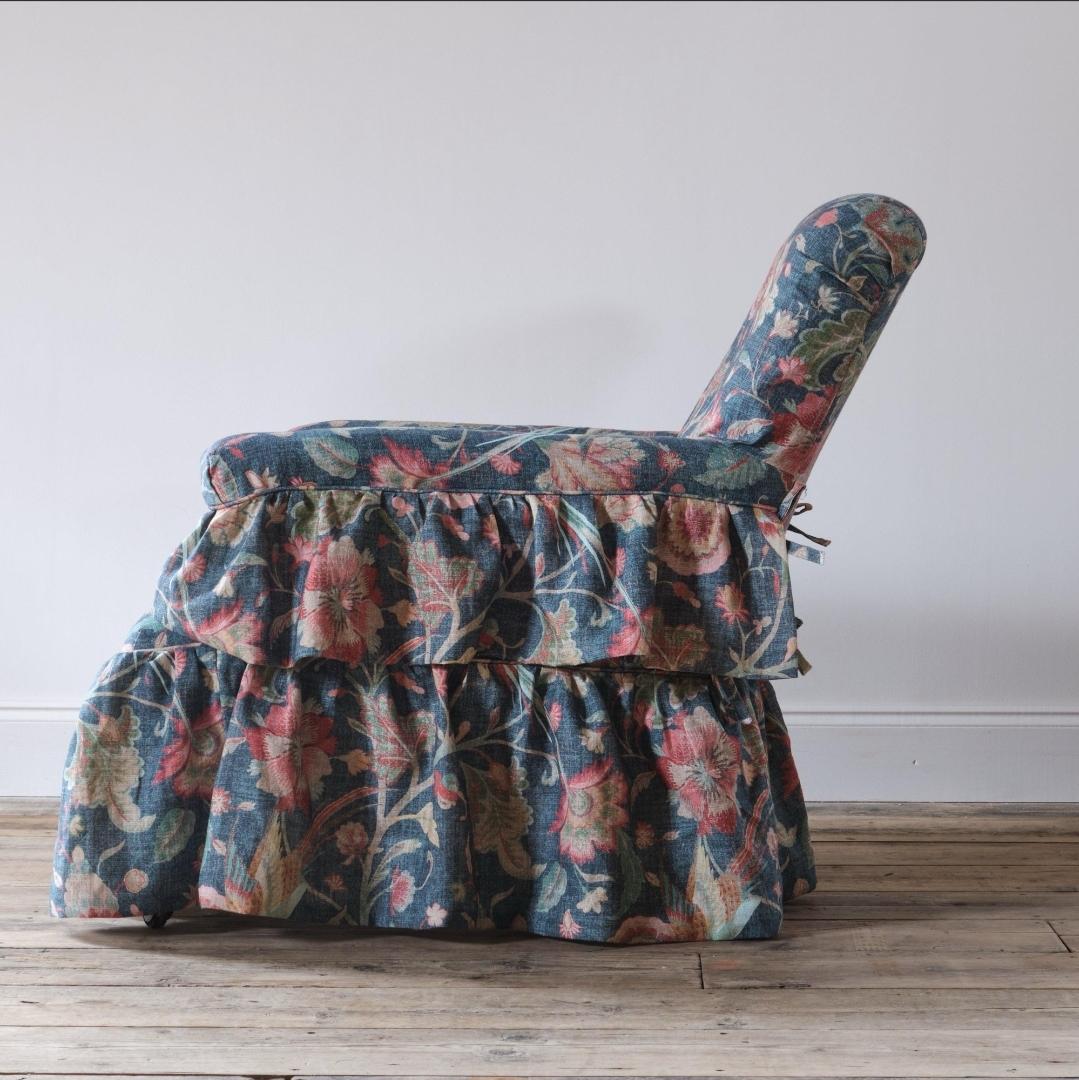 Milieu du XIXe siècle Fauteuil ouvert Gillows du milieu du 19e siècle en lin imprimé Colefax and fowler en vente