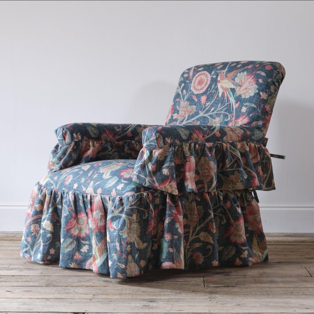 Noyer Fauteuil ouvert Gillows du milieu du 19e siècle en lin imprimé Colefax and fowler en vente