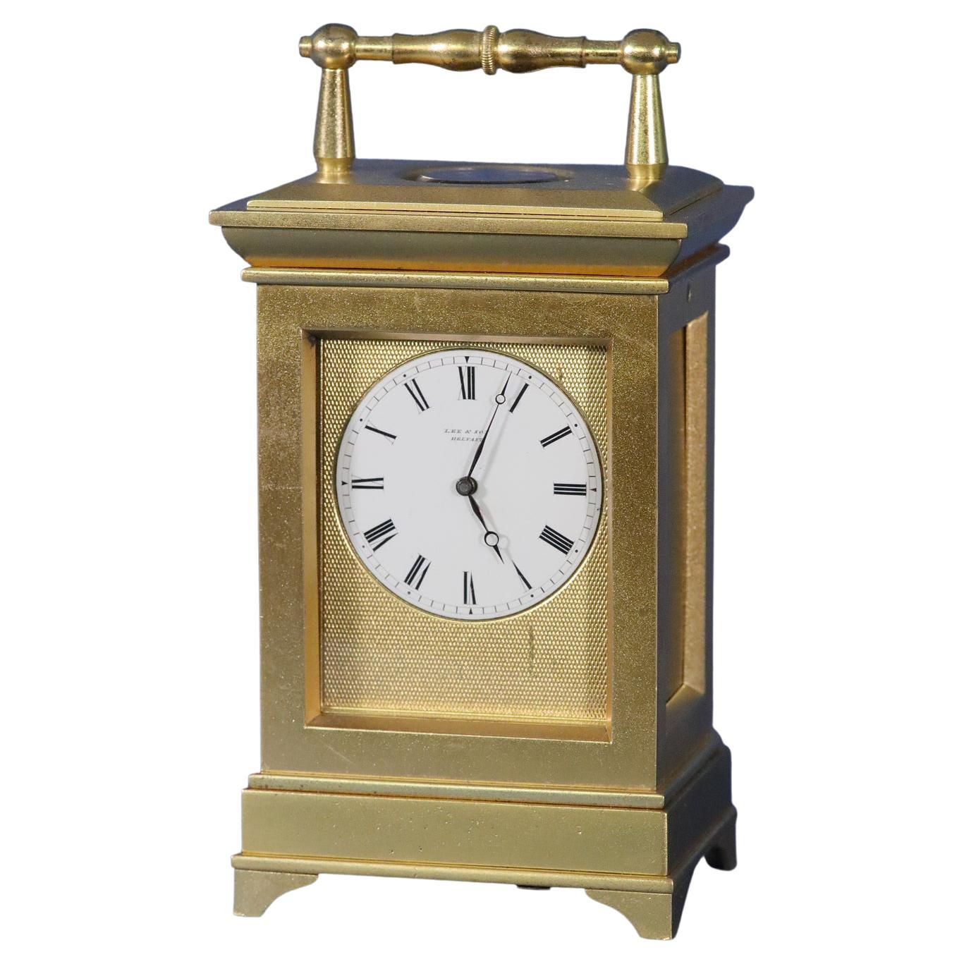 Horloge à chariot en bronze doré du milieu du 19e siècle en vente