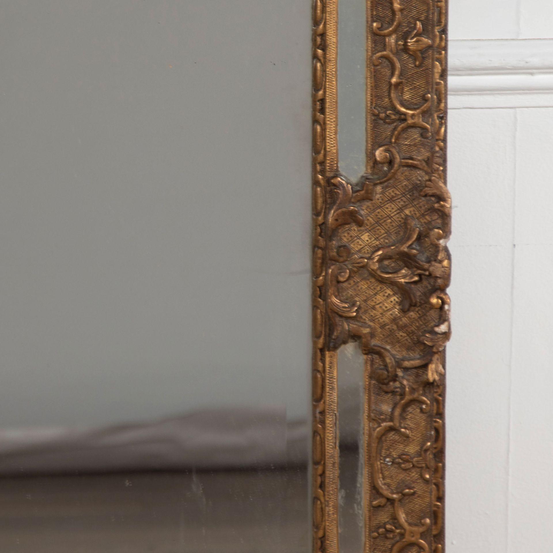 Impressionante specchio in legno dorato francese della metà del XIX secolo.
Con decorazione originale in legno intagliato.
Circa 1870.
