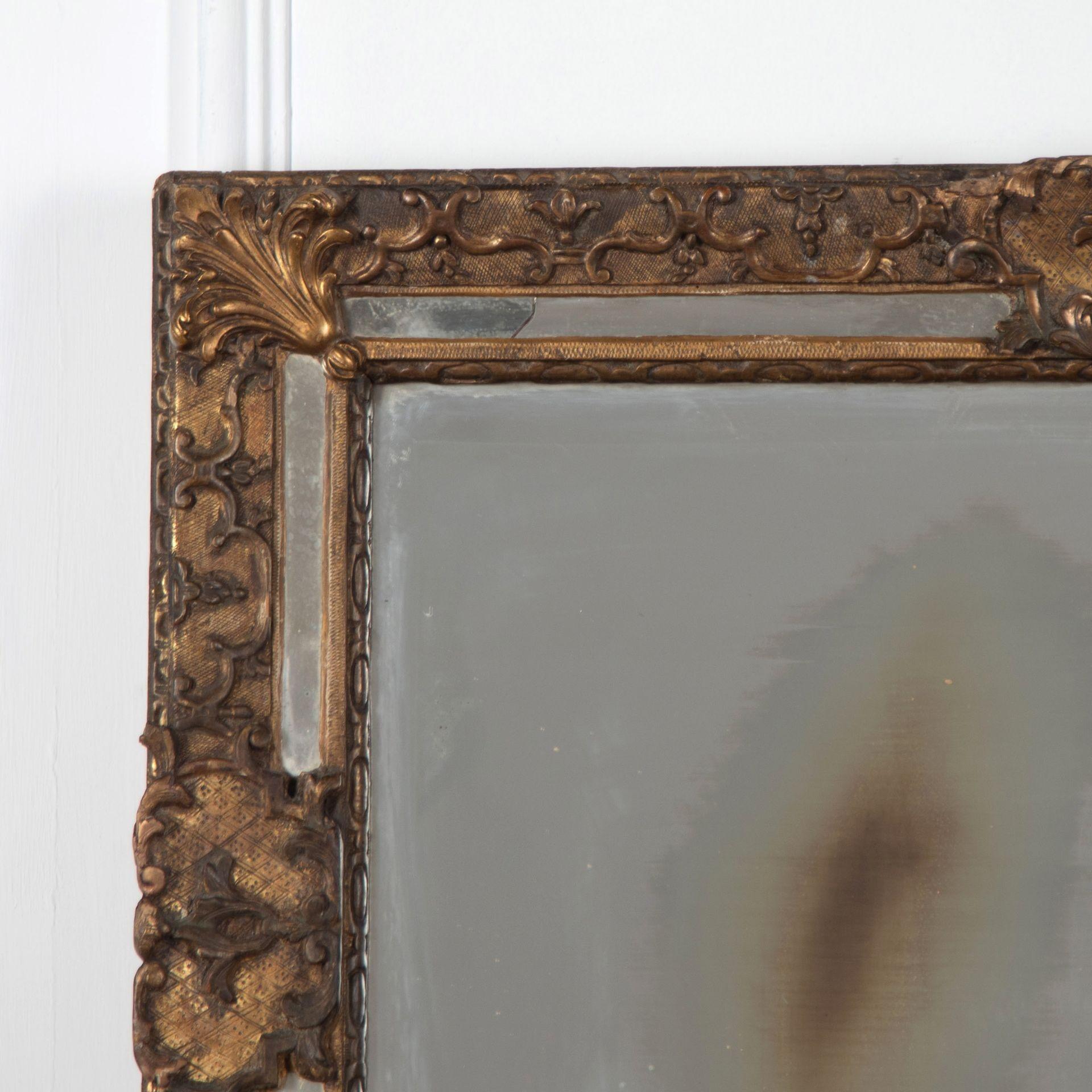Specchio in legno dorato della metà del XIX secolo in vendita 1