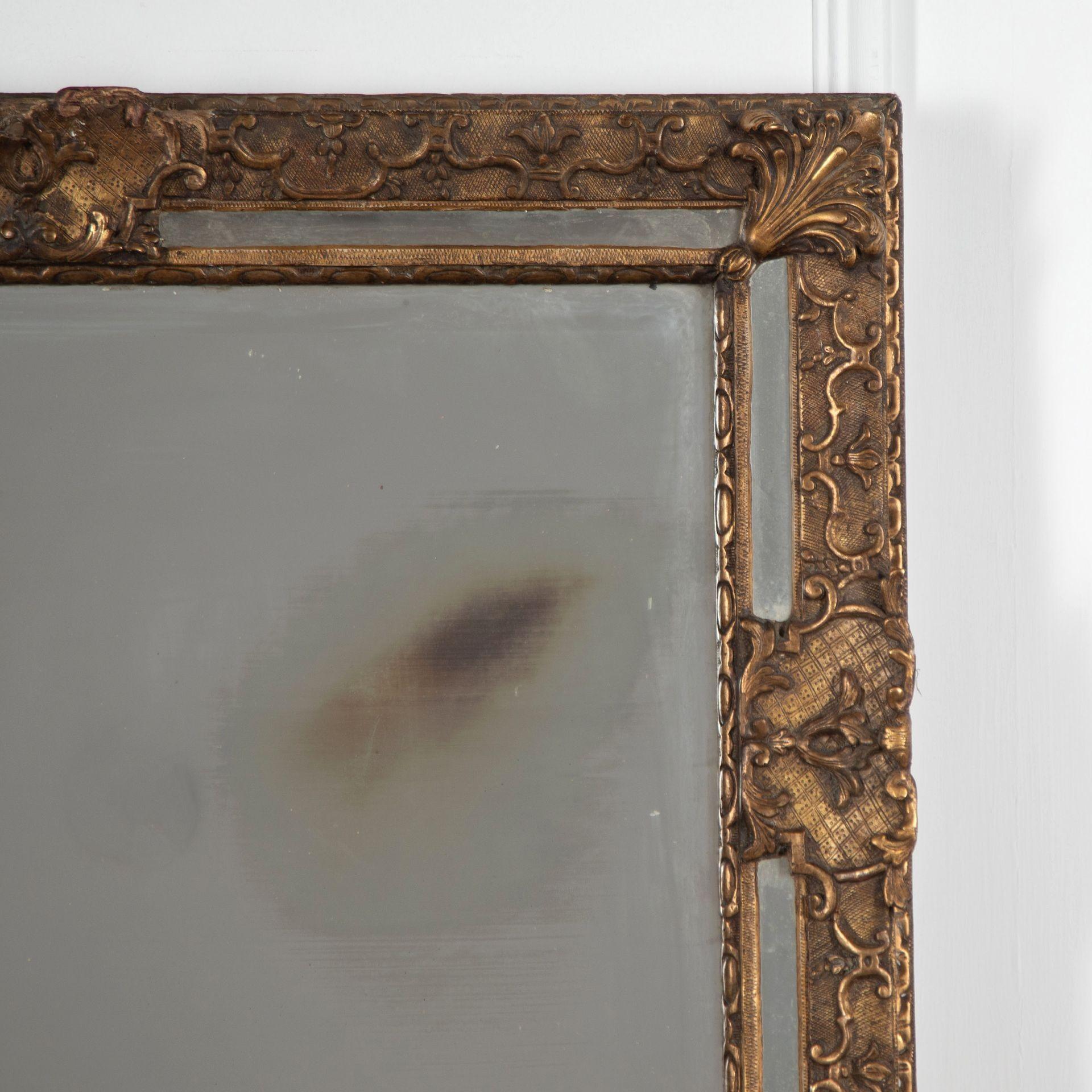 Specchio in legno dorato della metà del XIX secolo in vendita 2