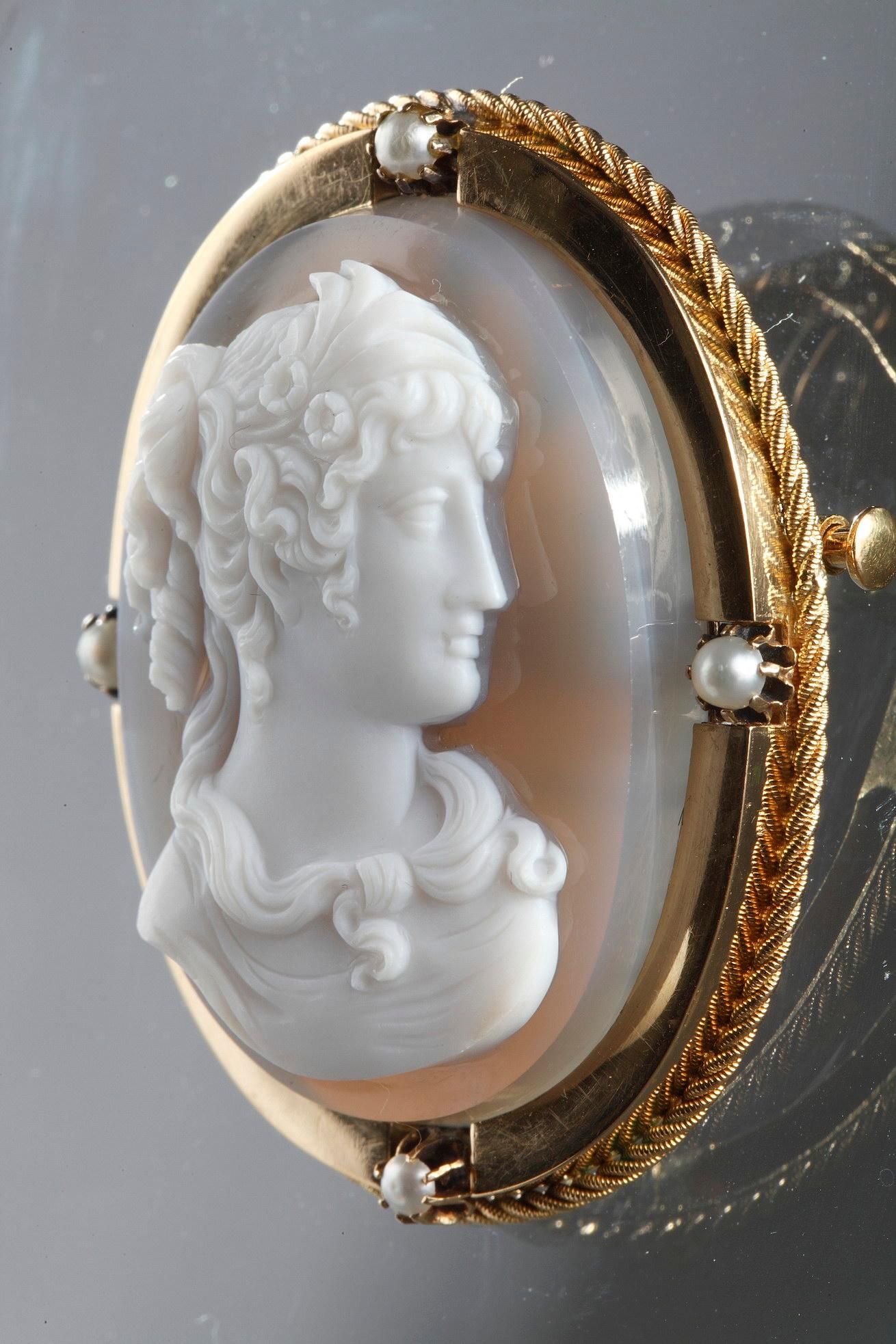Broche-pendentif en or du milieu du XIXe siècle avec camée en agate en vente 4