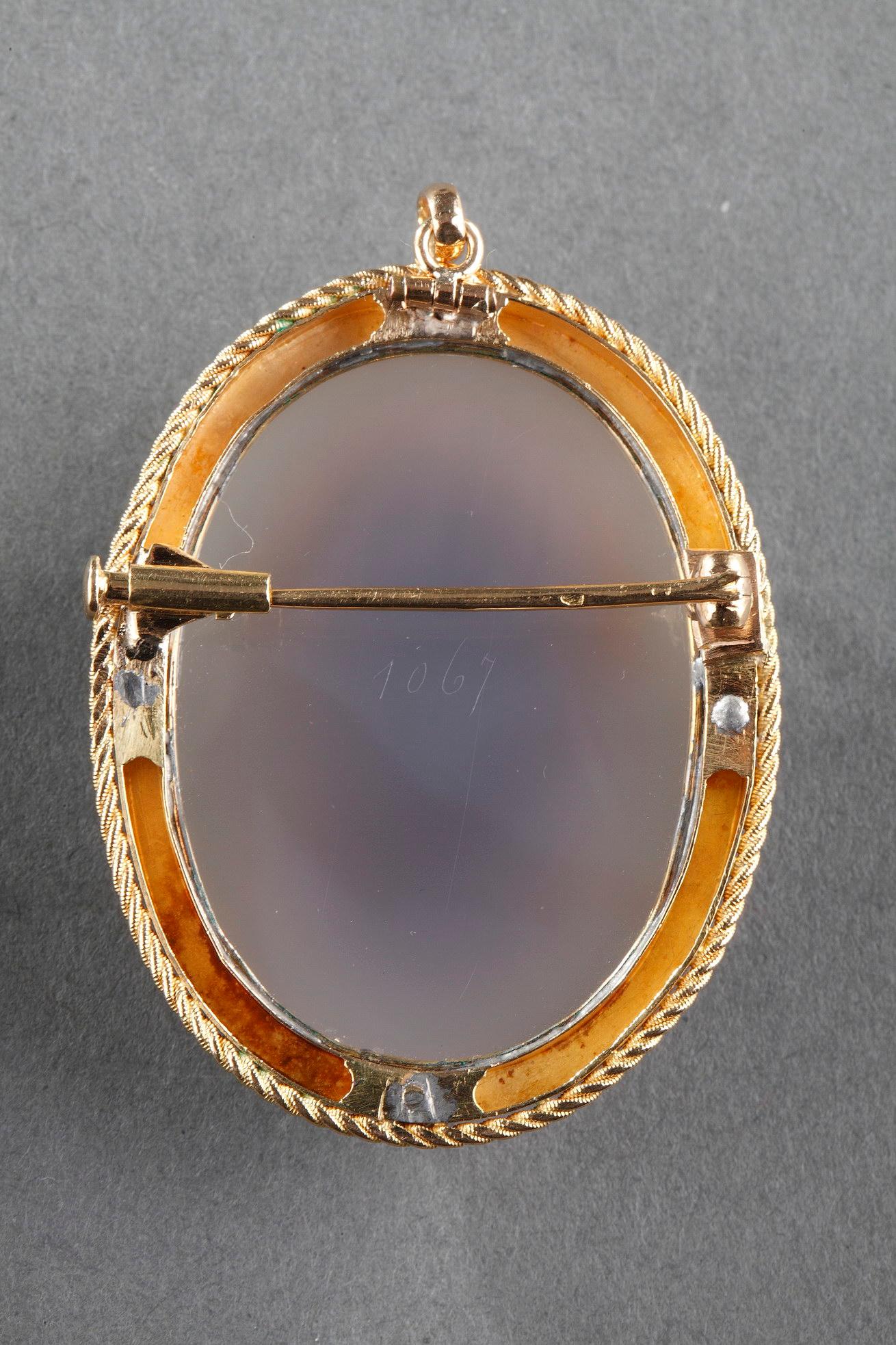 Broche-pendentif en or du milieu du XIXe siècle avec camée en agate en vente 5