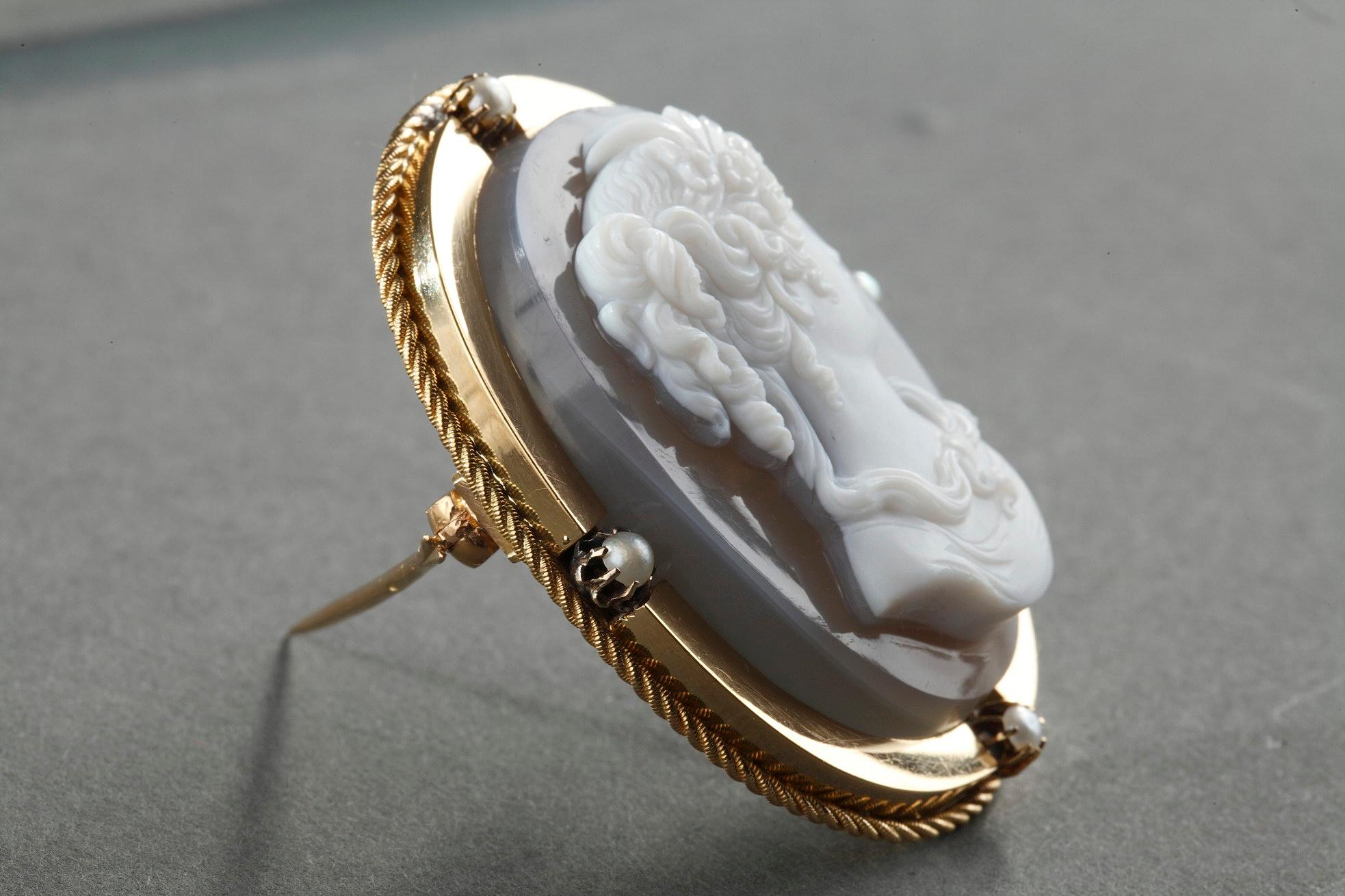 Broche-pendentif en or du milieu du XIXe siècle avec camée en agate en vente 6