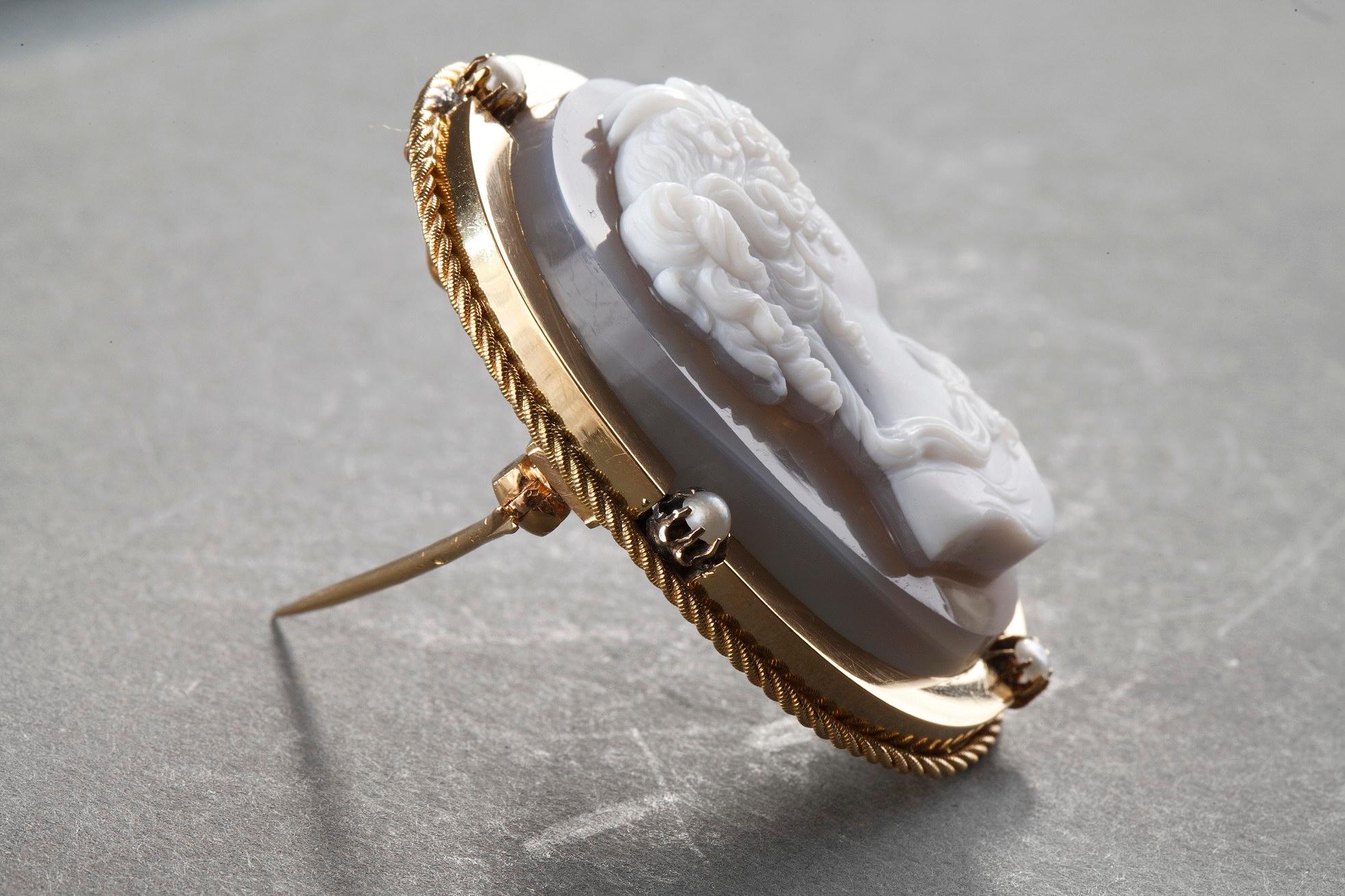 Broche-pendentif en or du milieu du XIXe siècle avec camée en agate en vente 7