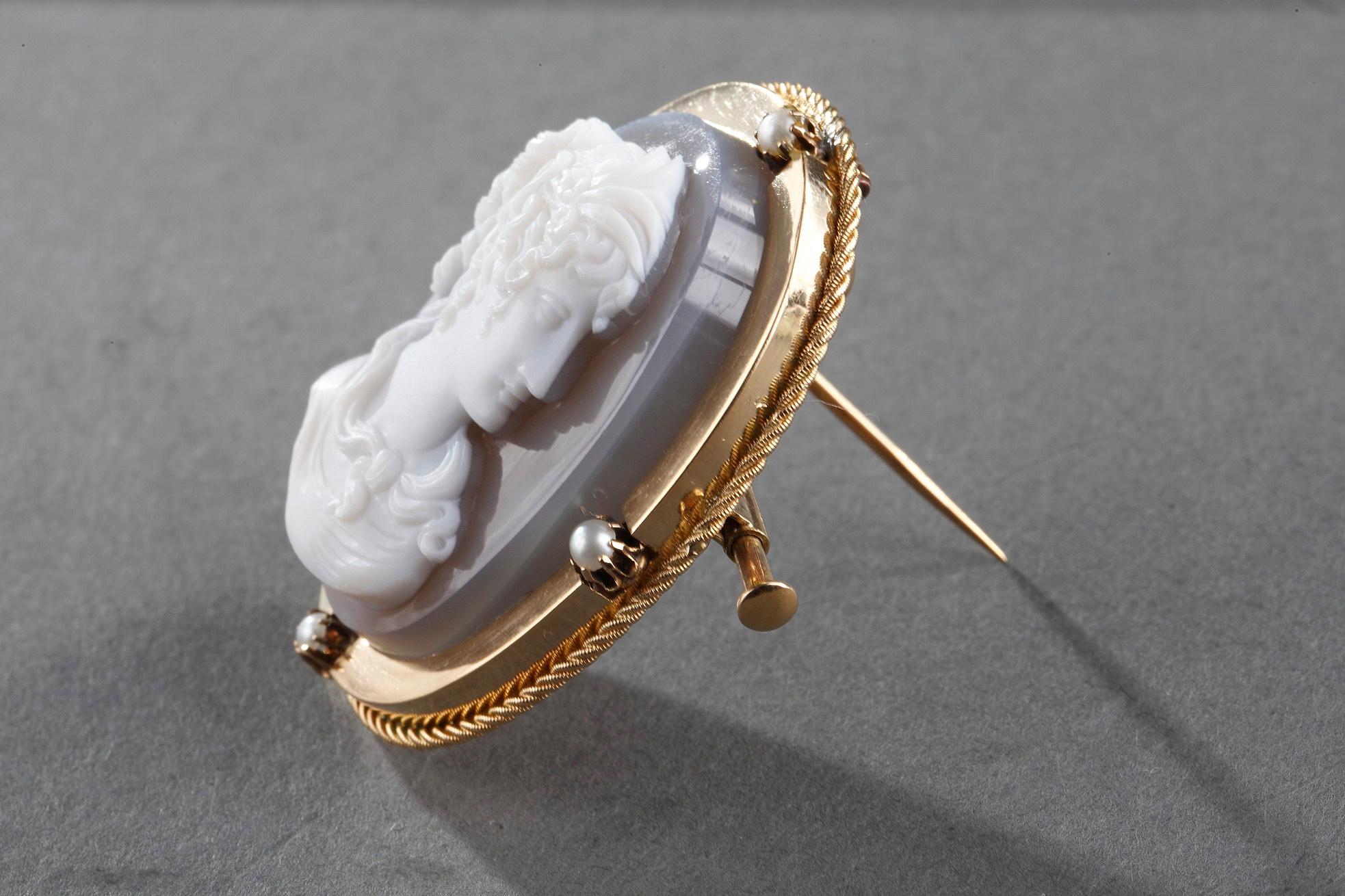 Broche-pendentif en or du milieu du XIXe siècle avec camée en agate en vente 8