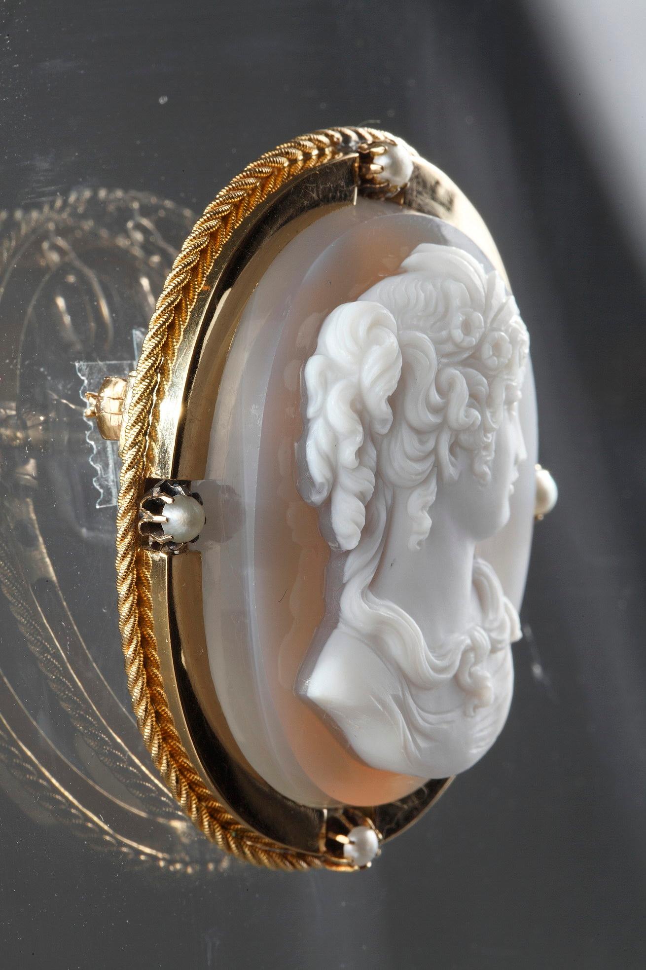 Broche-pendentif en or du milieu du XIXe siècle avec camée en agate en vente 3